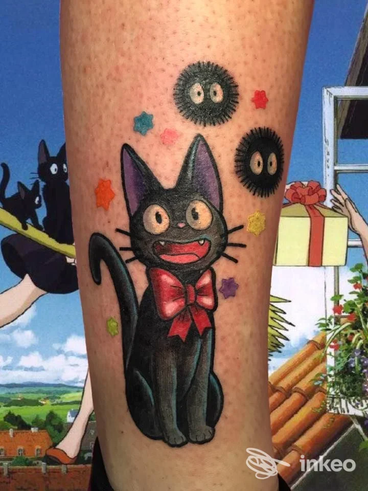 Tatuaggio su polpaccio raffigurante un gatto nero con fiocco rosso e piccole creature nere, The Iron Family - Tattoo & Piercing Factory, Viareggio.