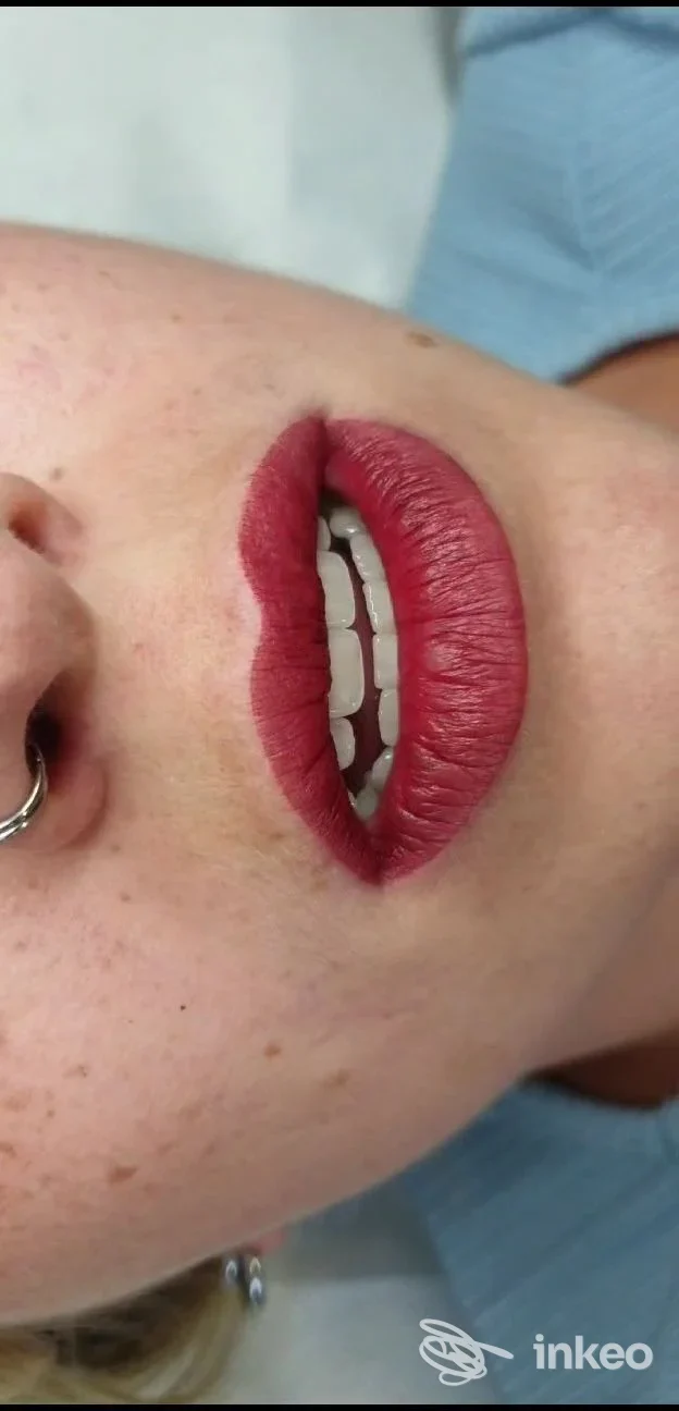 Primo piano di labbra con trucco permanente dopo trattamento, foto di Lara Kössler - Permanent Makeup Artist ad Appiano sulla strada del vino.