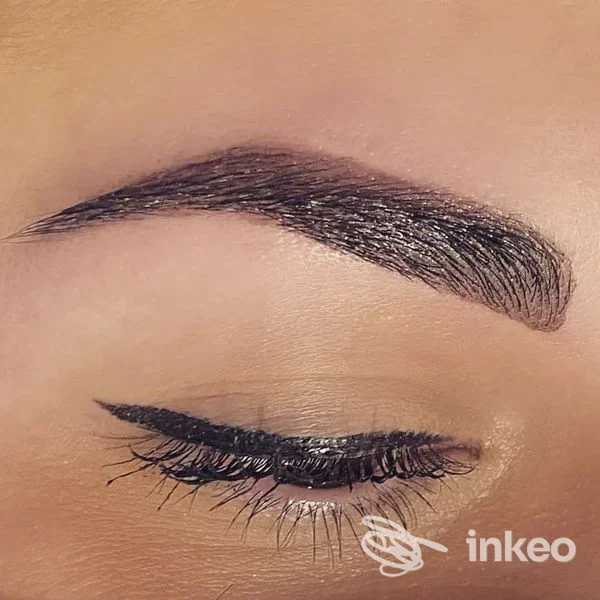 Dettaglio di dermopigmentazione sopracciglio ed eyeliner eseguiti da Baltika Estetica, Firenze.