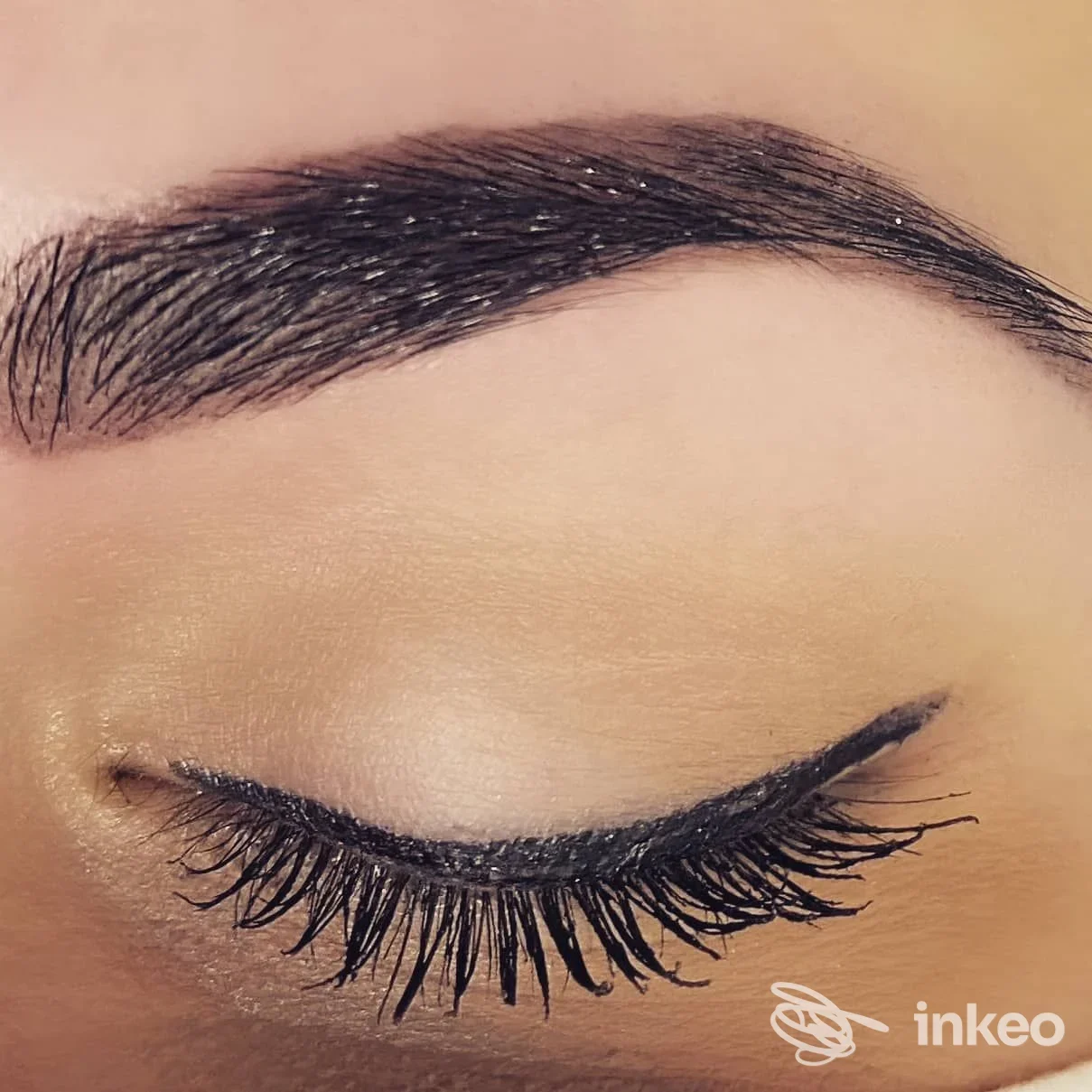 Dettaglio di sopracciglio pigmentato e eyeliner permanente, immagine dal portfolio di Baltika Estetica a Firenze.