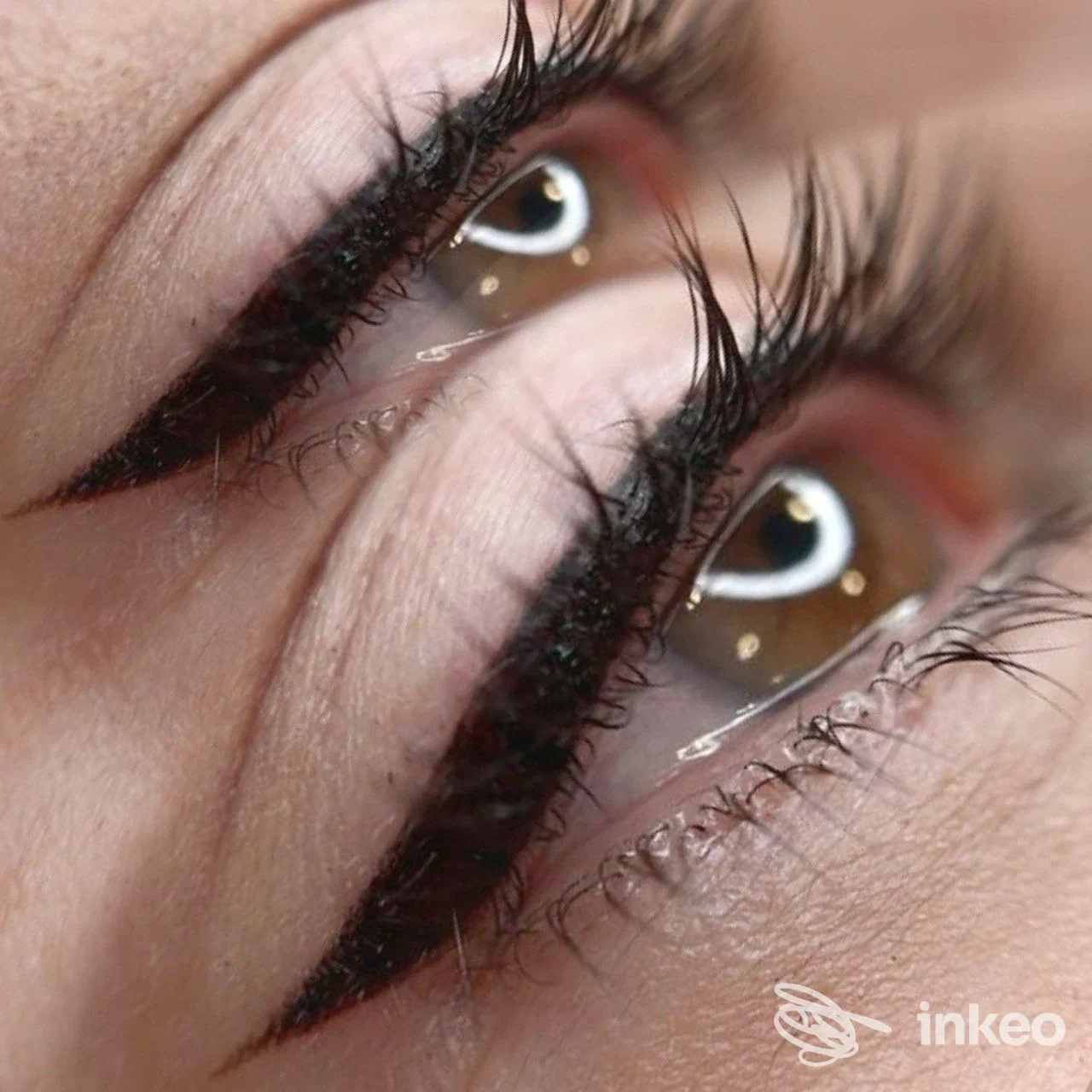 Primo piano occhi con eyeliner da trucco permanente sulle palpebre, lavoro eseguito presso Permanentbeauty Olivia - Fiesso d'Artico.