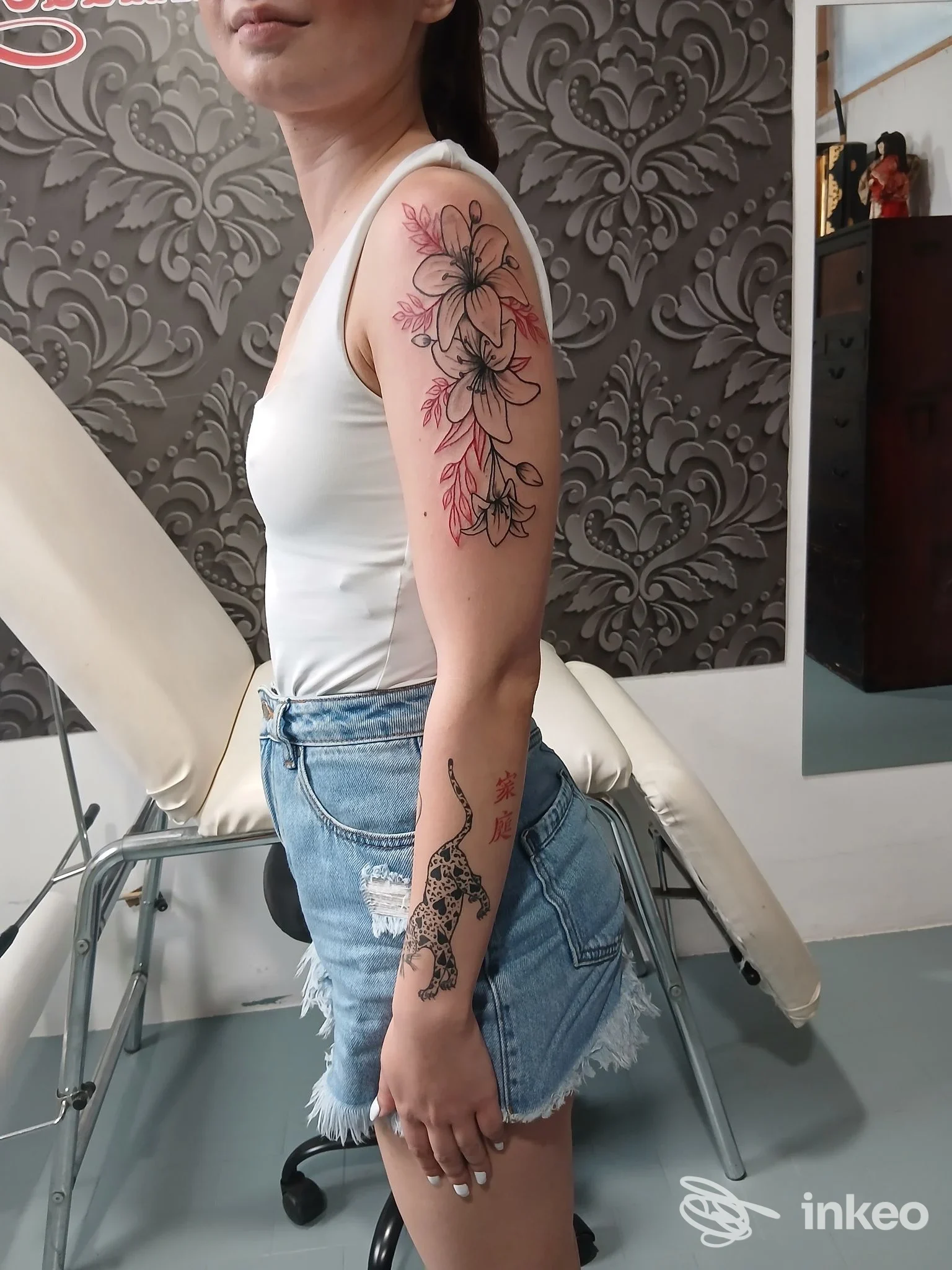 Foto in studio che mostra tatuaggi floreali sullbraccio e un motivo sull'avambraccio. Rose Line Fashion, Treviso.