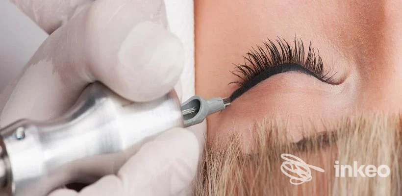 Primo piano di dermopigmentazione eyeliner eseguita da Linee di Agnese a Narni, applicazione del pigmento sulla rima cigliare.