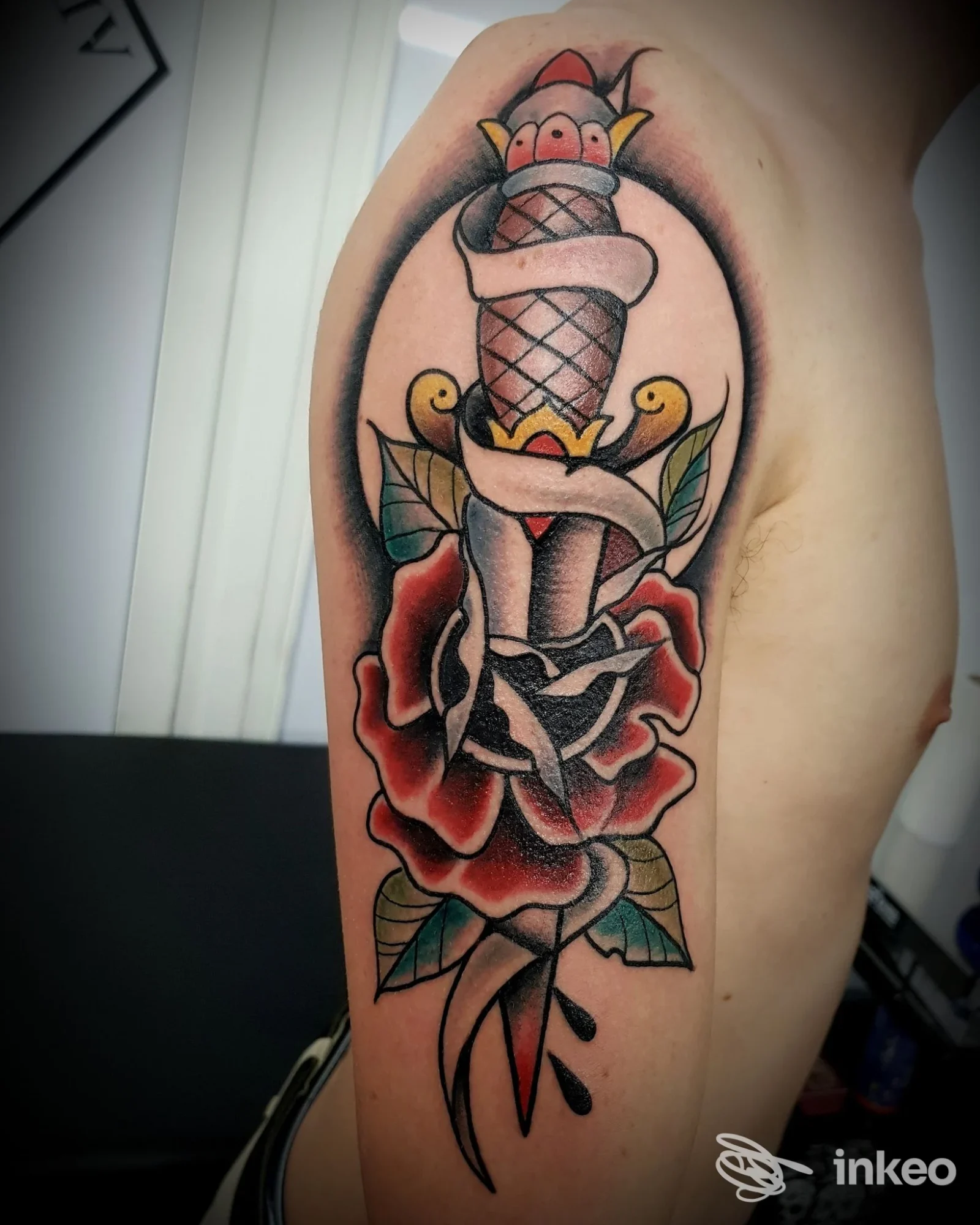Tatuaggio a pugnale e rosa sul braccio superiore, foto fornita da Ink Inside Tattoo Studio, Verona.