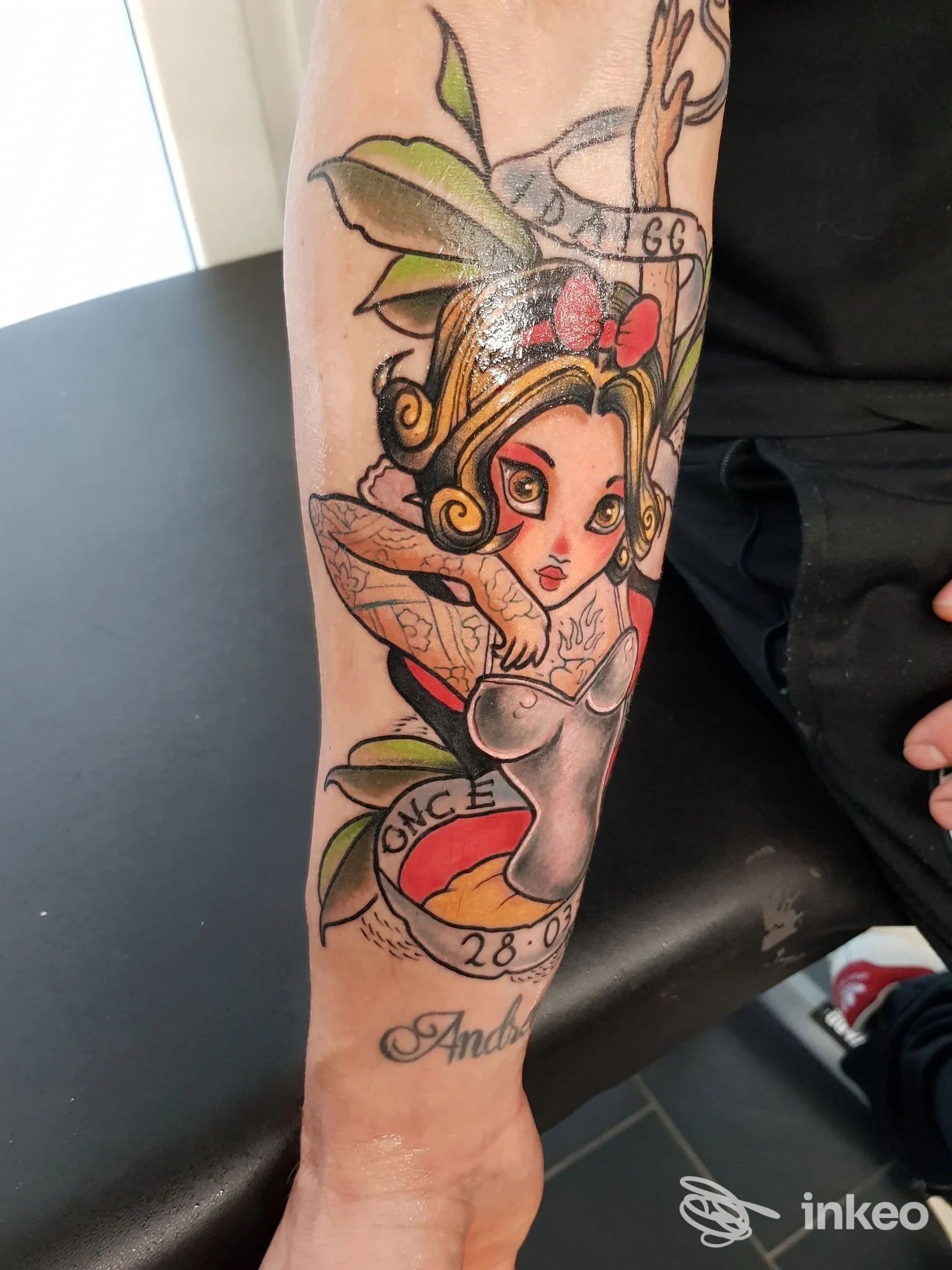 Tatuaggio colorato su avambraccio realizzato presso Ink Inside Tattoo Studio, Verona: figura femminile illustrativa con foglie e dettagli vivaci.
