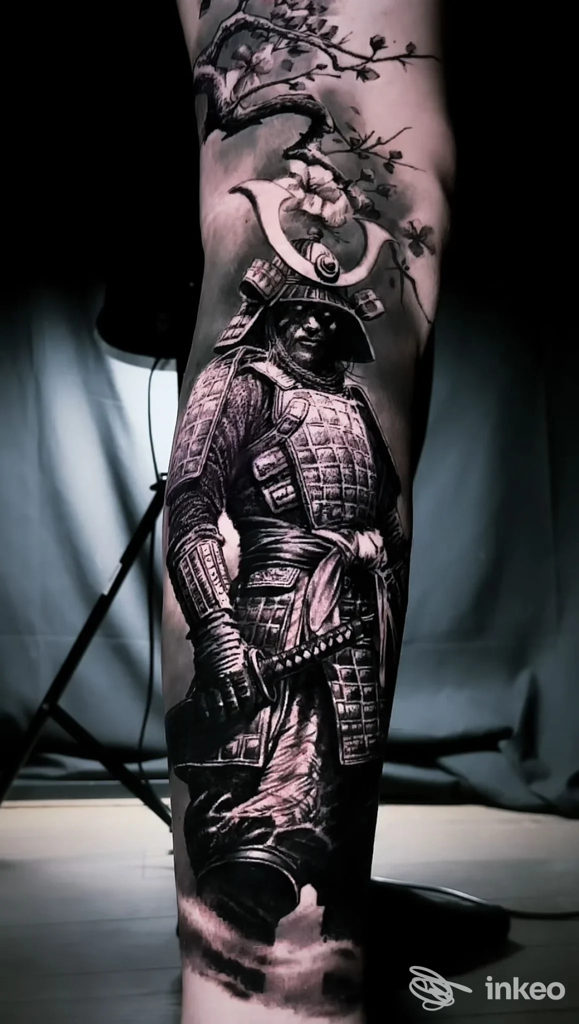 Tatuaggio realistico a mezzobusto di samurai su polpaccio, scatto in studio. Bolzano Ink, Bolzano.