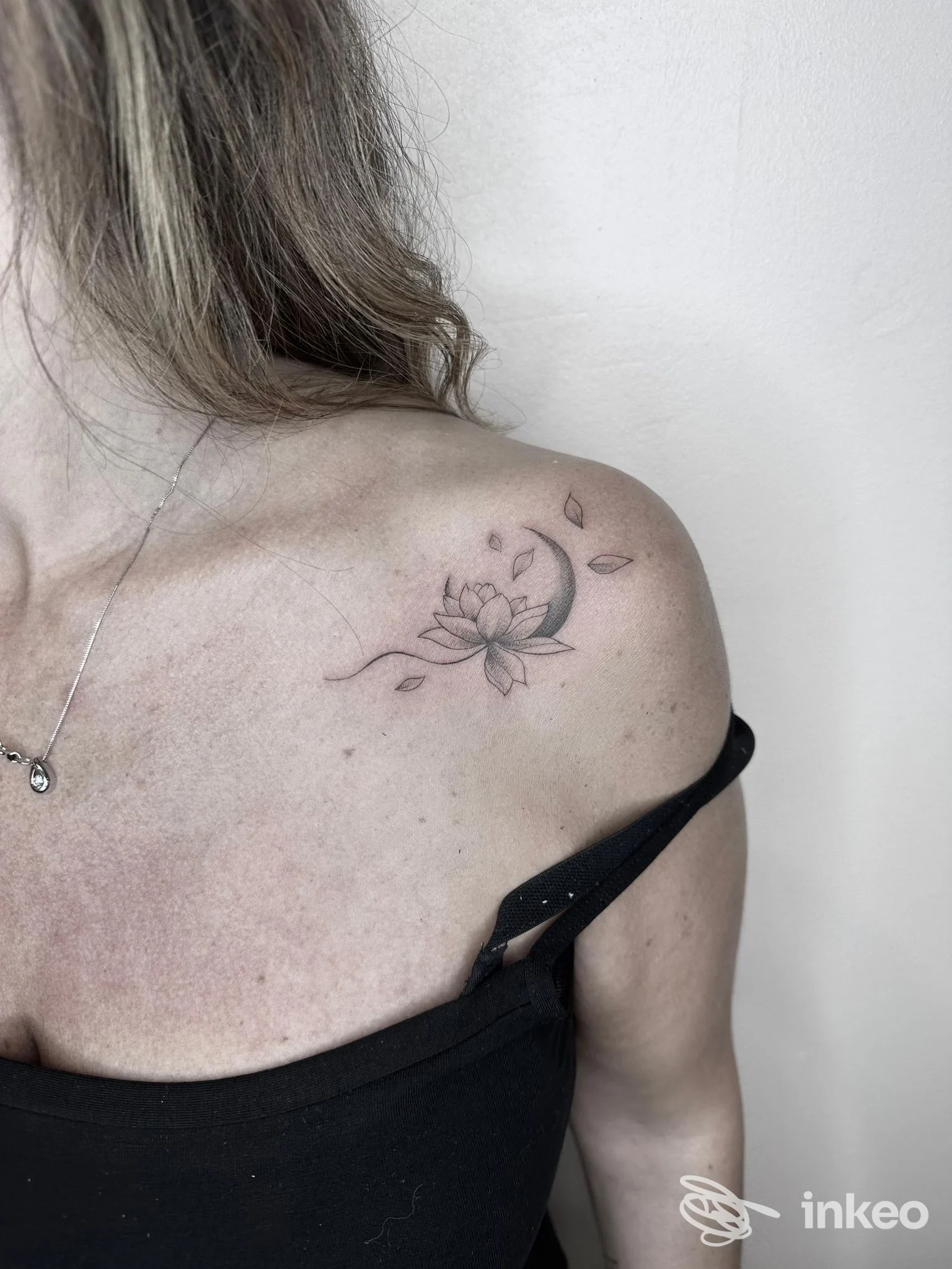 Tatuaggio luna e fiore di loto sulla spalla, realizzato da Think Giulia Ghini a Poggibonsi.