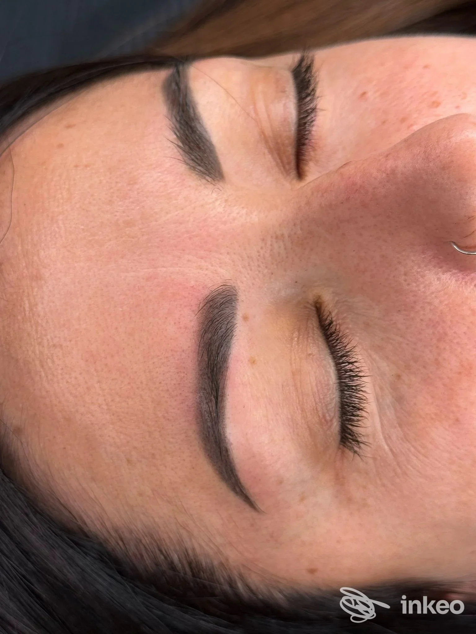 Microblading visibile sulle sopracciglia eseguito su pelle reale, foto realizzata da b Beauty - Estetica Evoluta & Microblading a Grosseto.
