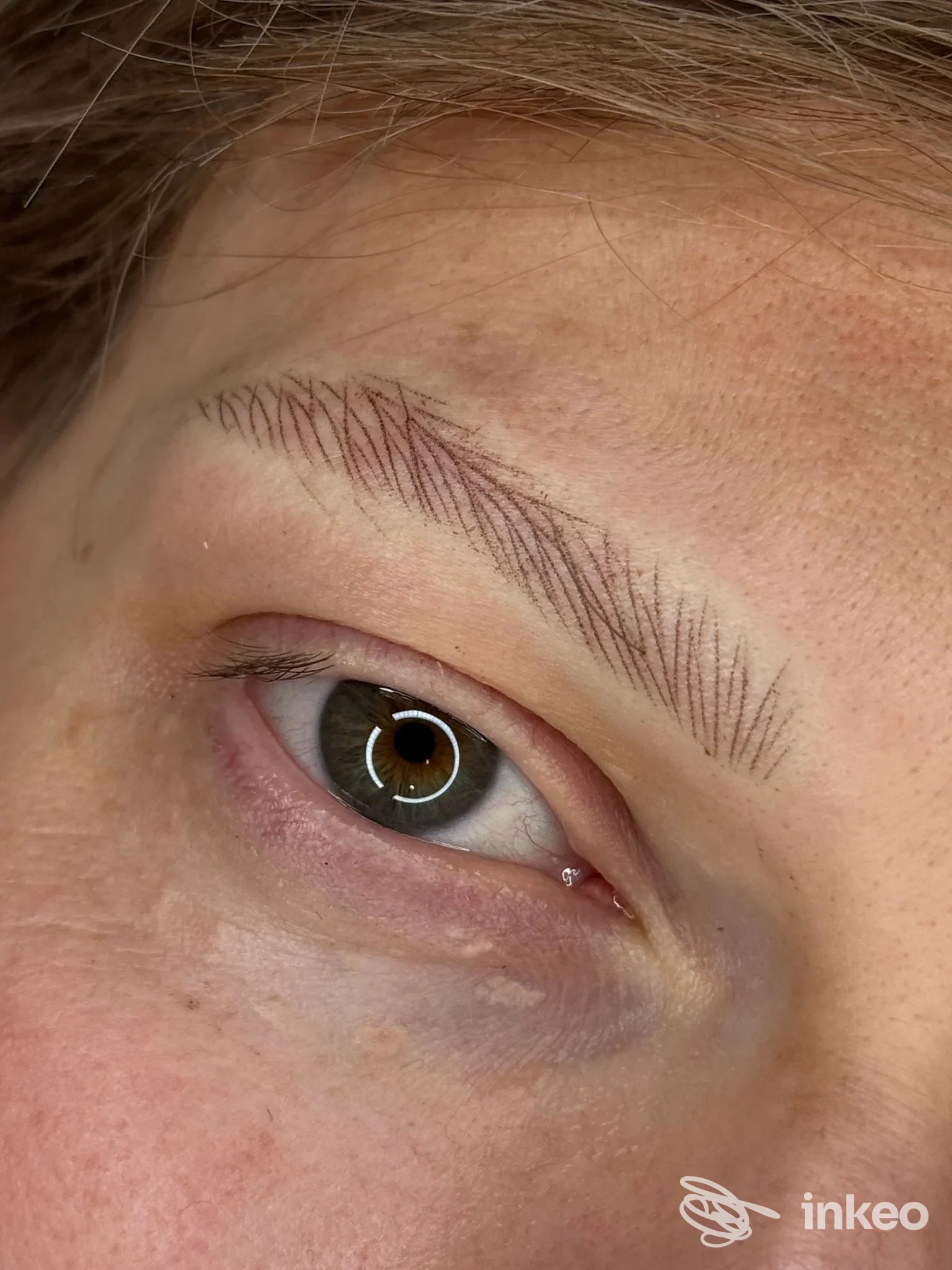 Primo piano di microblading al sopracciglio, foto Vanitylab a Lastra a Signa, dettaglio dell'occhio e della zona sopraccigliare.
