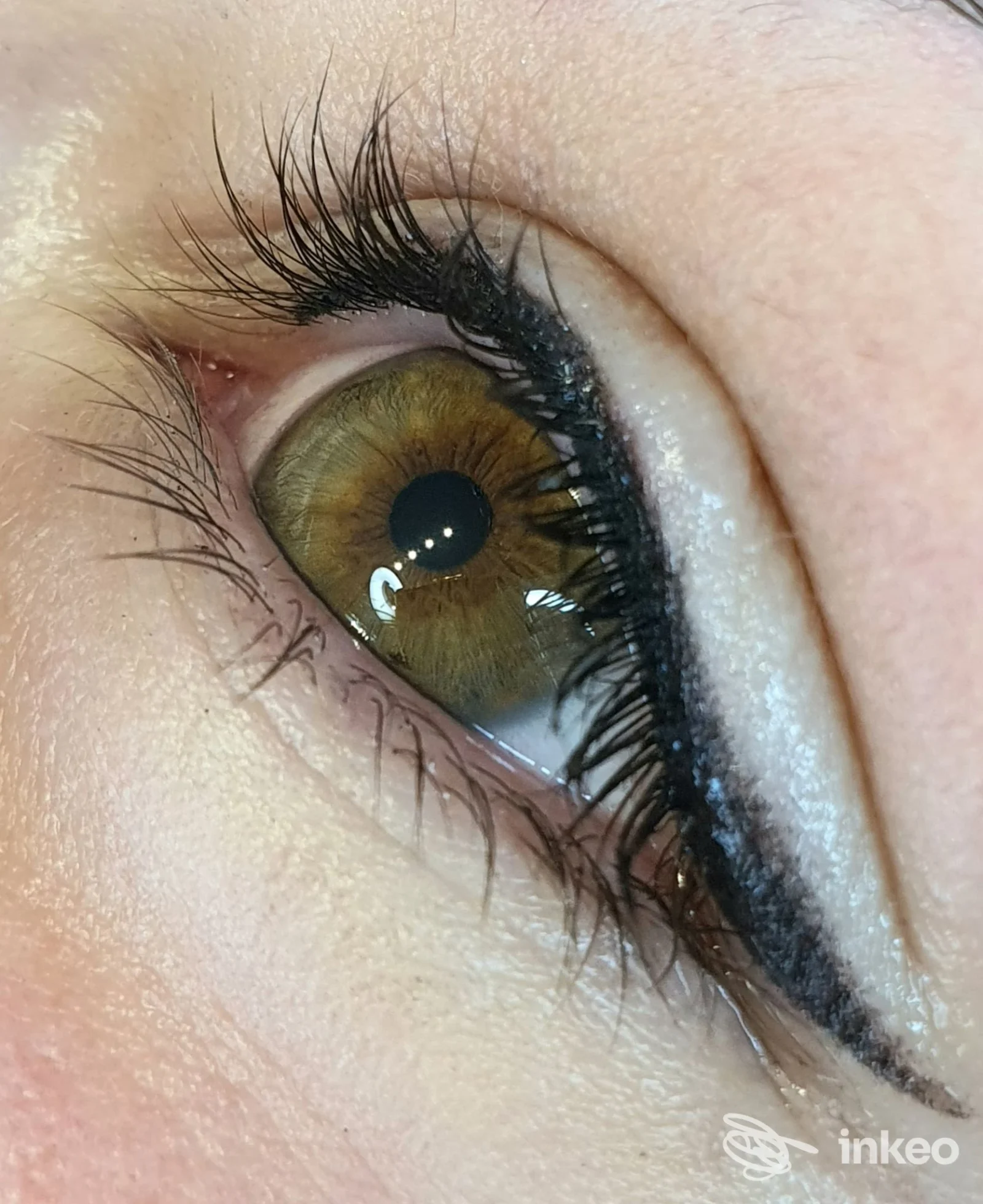 Primo piano di eyeliner permanente realizzato da Amatè di Loredana Bittante a Fontaniva sull'arcata palpebrale superiore.