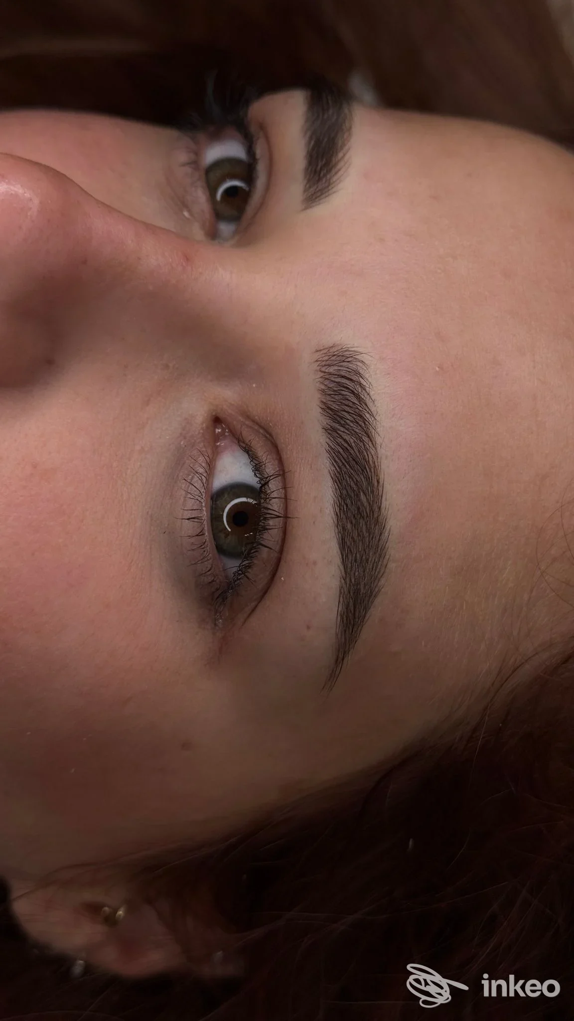 Primo piano di sopracciglia trattate con trucco semipermanente, Ginevra Paci Studio di Trucco Semipermanente, Rimini.