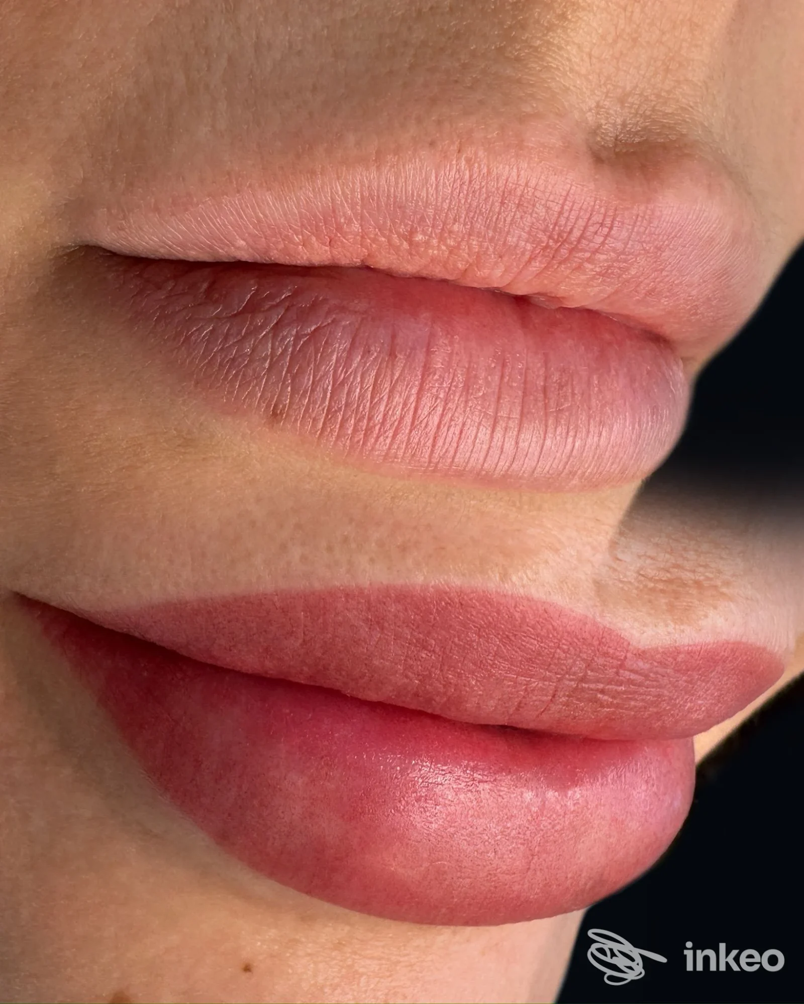 Primo piano di micropigmentazione labbra eseguita da Meggie Beauty Studio, Vicenza, con contorno definito e colore pieno.