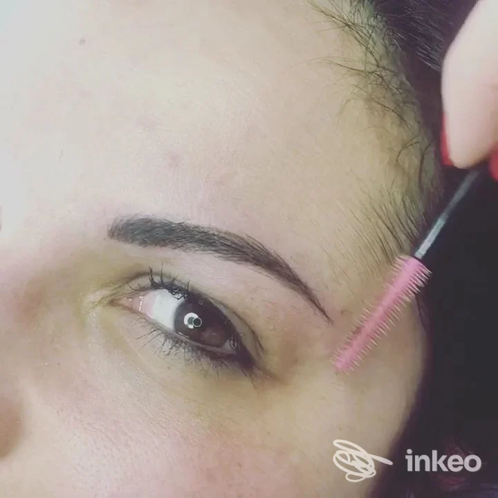 Primo piano di sopracciglio trattato con spazzola rosa, foto fornita da Francesca Ferrarini Makeup Artist, Verona.