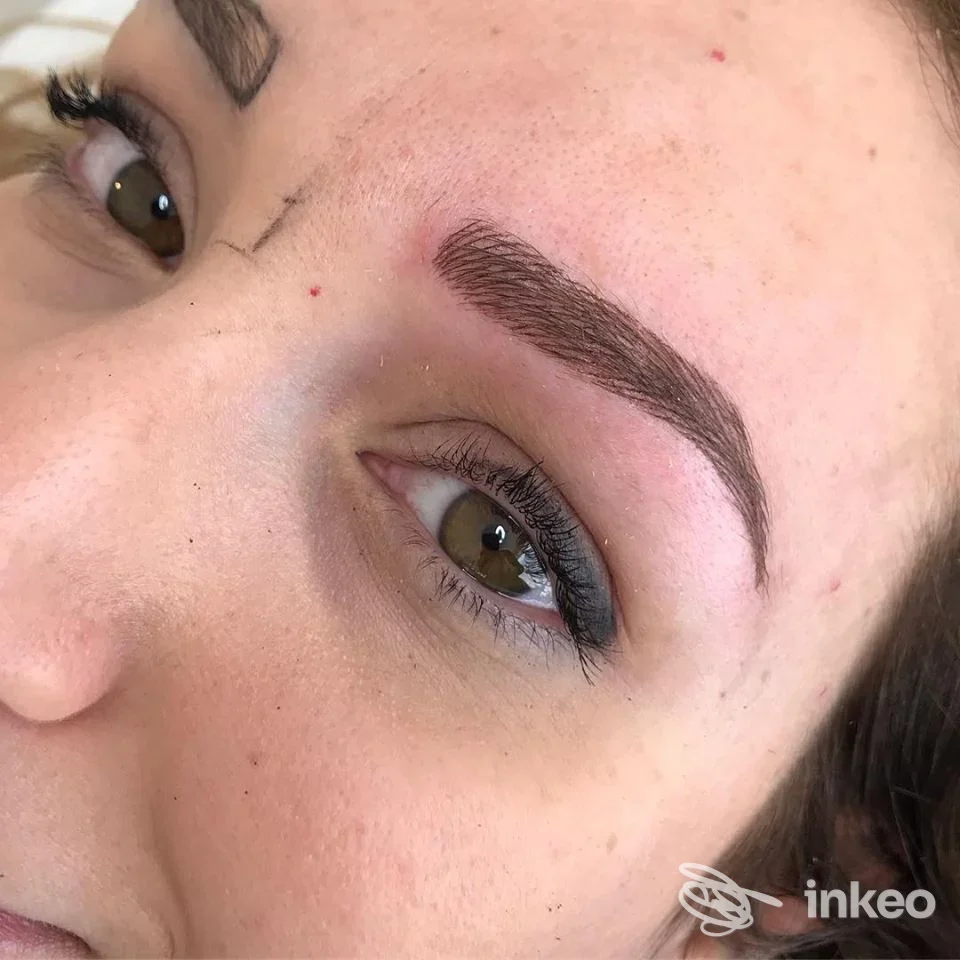 Primo piano di microblading sopracciglio eseguito da Mirka Personal Beauty a Legnago, pelle arrossata attorno alla zona trattata.