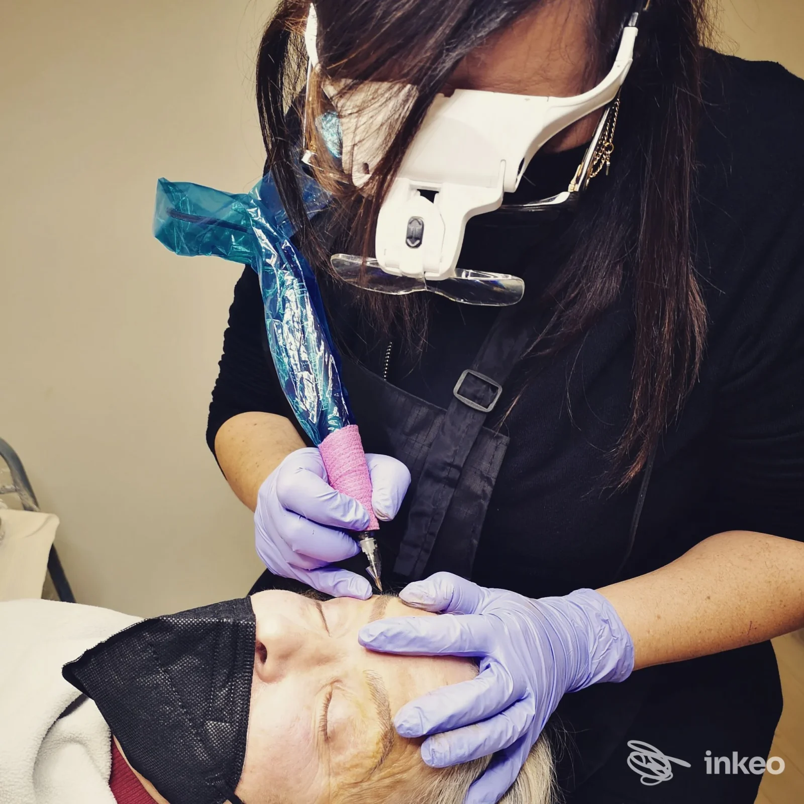 Operatrice esegue trucco permanente/microblading al sopracciglio presso Claudia Marcia PMU & Microblading, Pirri.