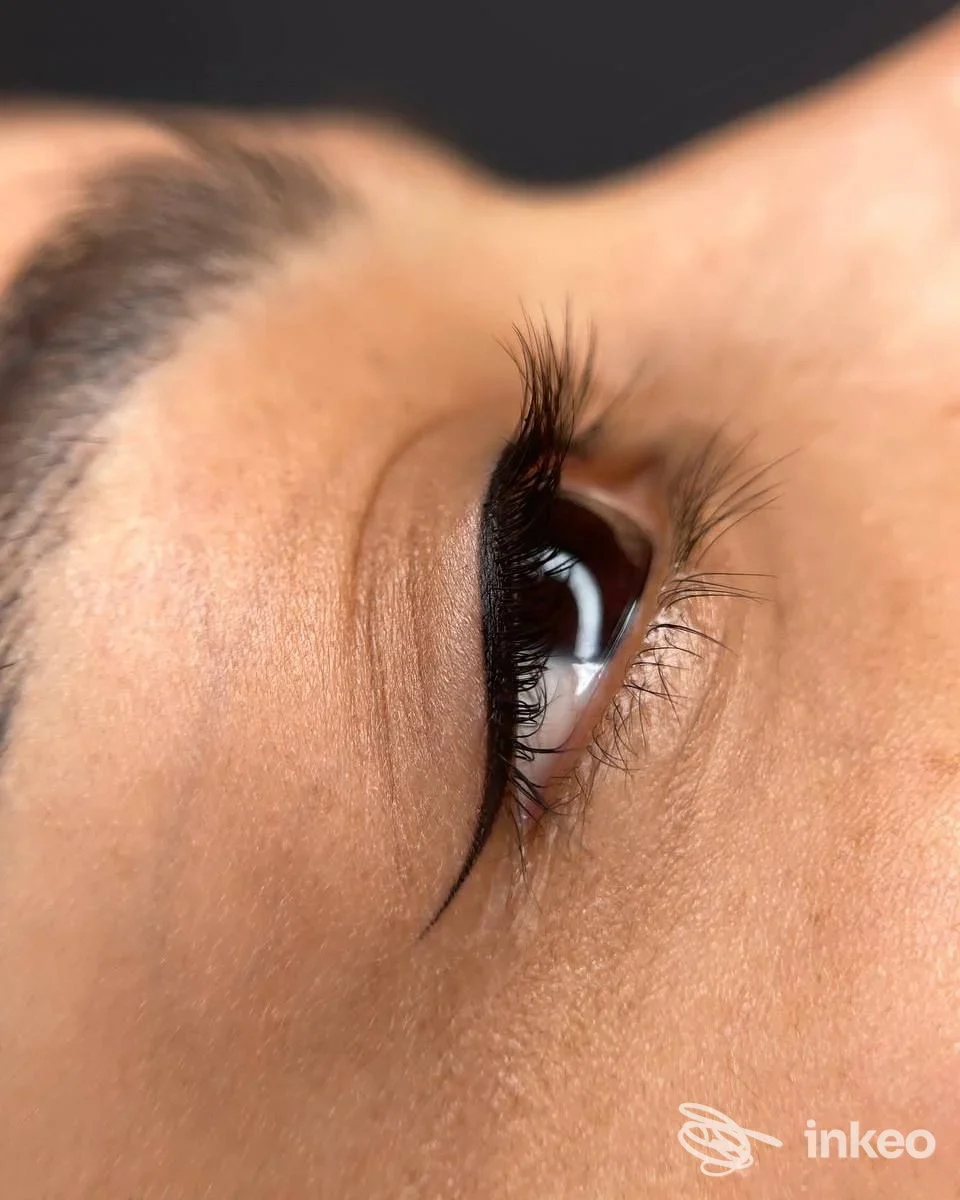 Primo piano di eyeliner permanente sulla palpebra superiore, foto dello studio Second Skin Permanent MakeUp Institute a Villaguattera.