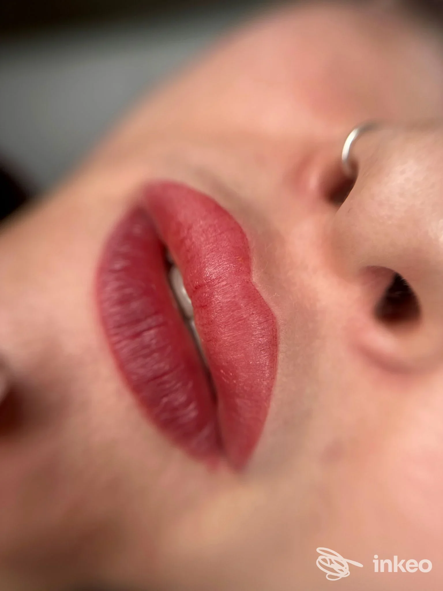 Primo piano labbra con dermopigmentazione rosata e piercing al naso, immagine di Pure Beauty der Lisa Grünfelder a Rablà.