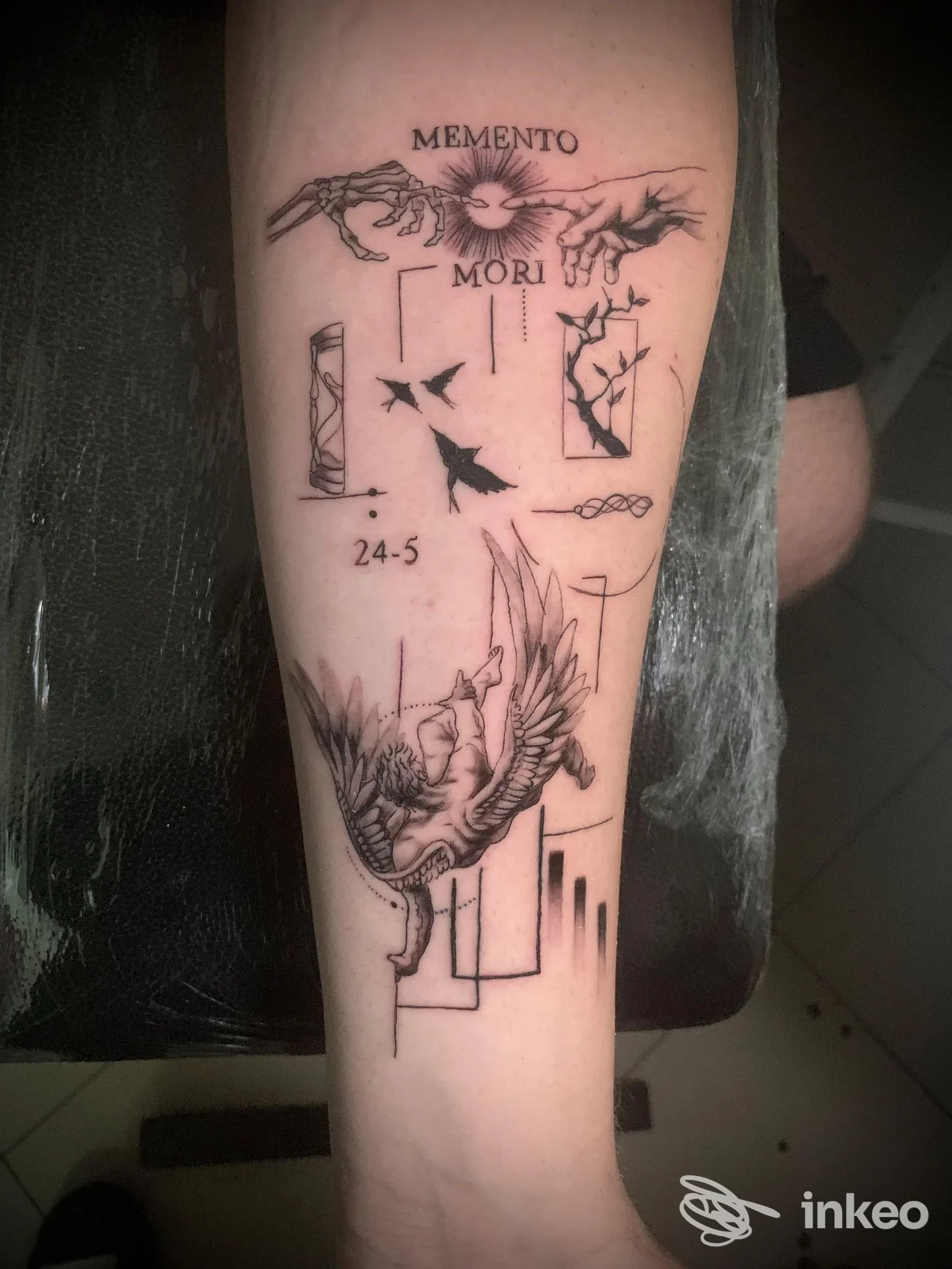 Tatuaggio sull'avambraccio con lettering 'MEMENTO MORI' e composizione figurativa in nero, lavoro di Er VESPA Tattoo studio, Santa Lucia.