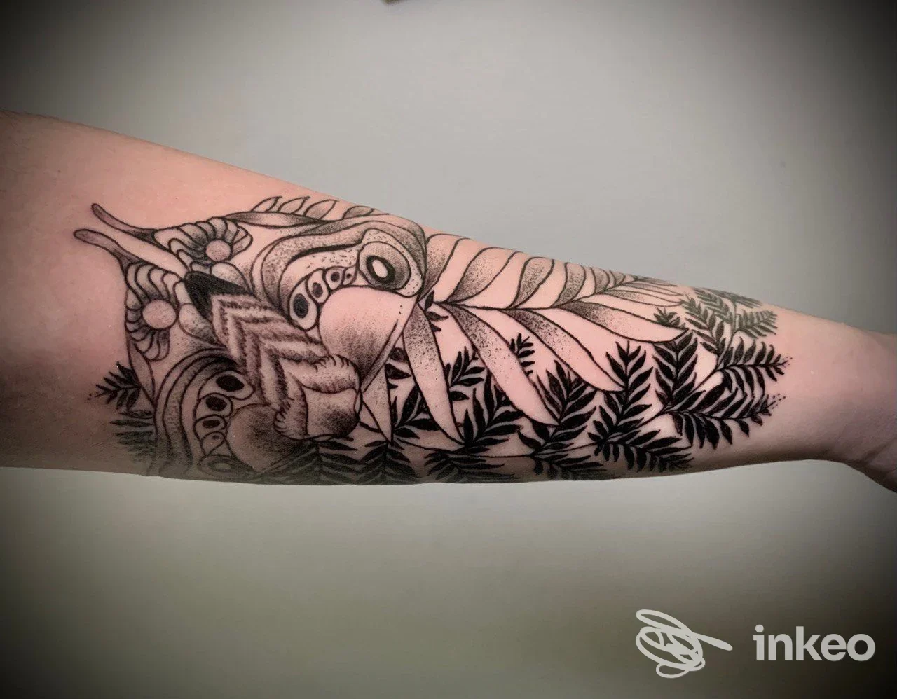 Tatuaggio nero a tratteggio e puntinato sull'avambraccio, immagine fornita da Er VESPA Tattoo studio, Santa Lucia.