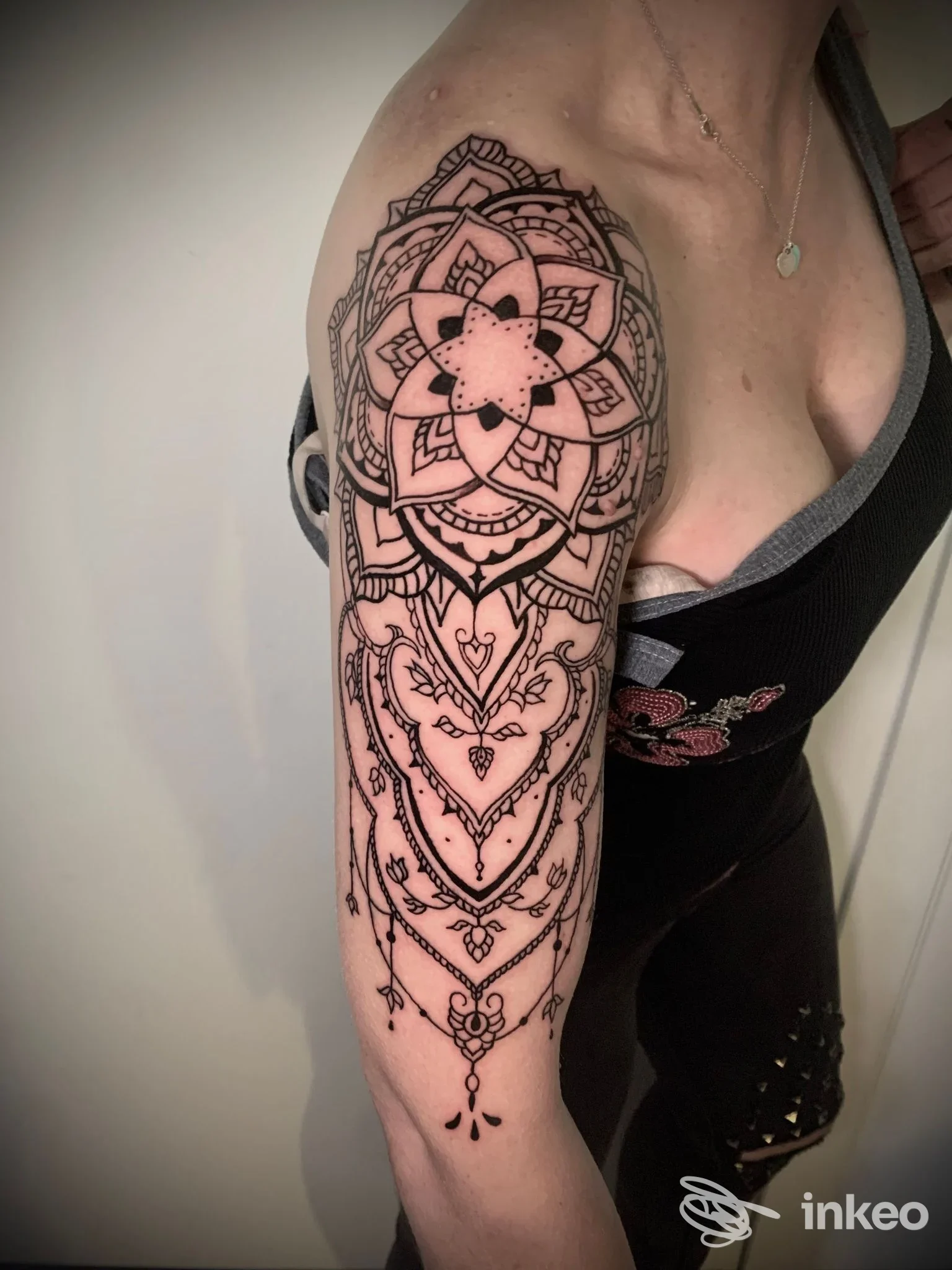 Tatuaggio ornamentale/mandala in nero su spalla e braccio superiore, fotografia per Er VESPA Tattoo studio, Santa Lucia.