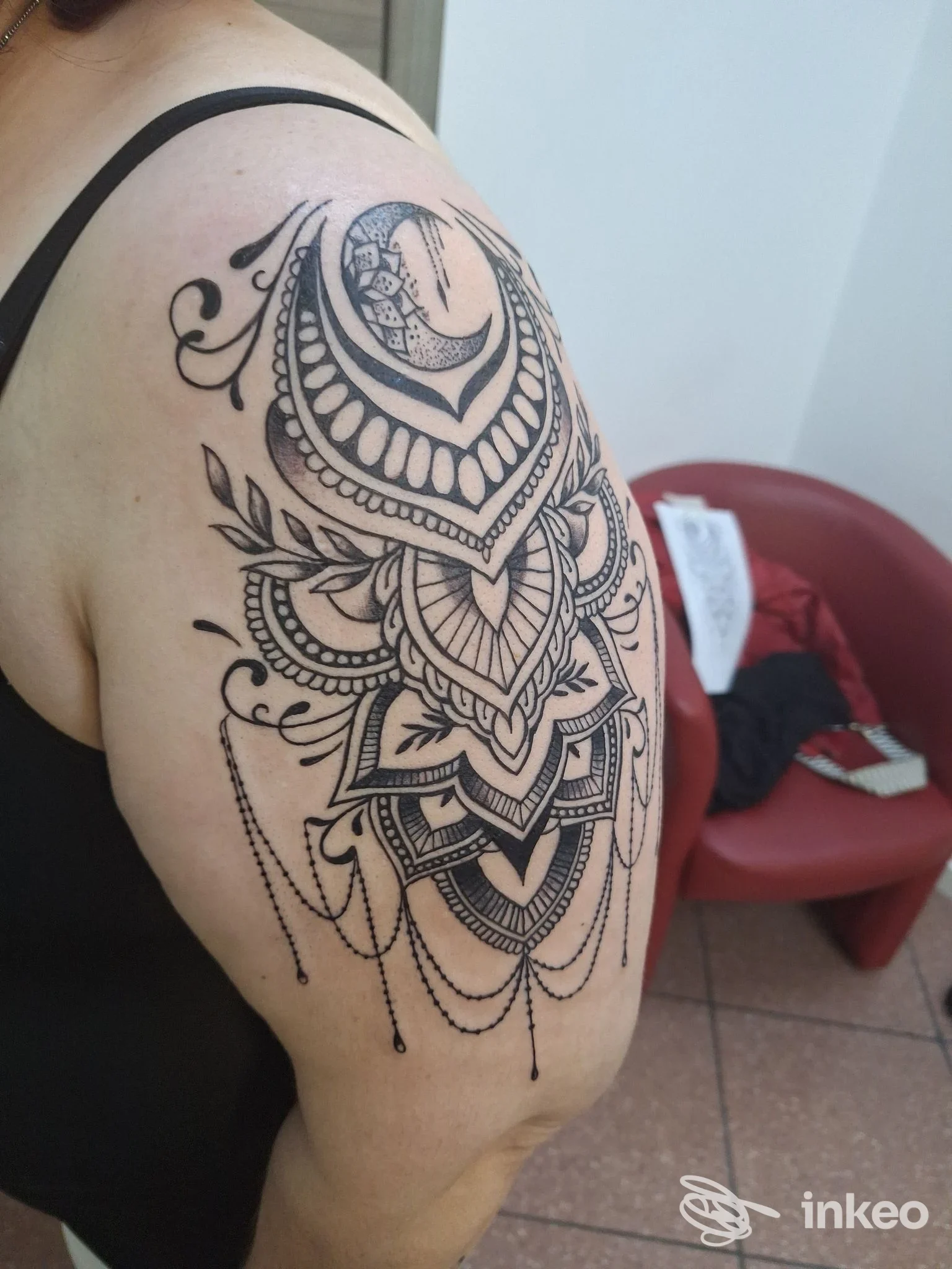 Tatuaggio ornamentale in nero sulla spalla e braccio superiore, fotografia di Eros Body Art Di Belluco Eros a Noventana.