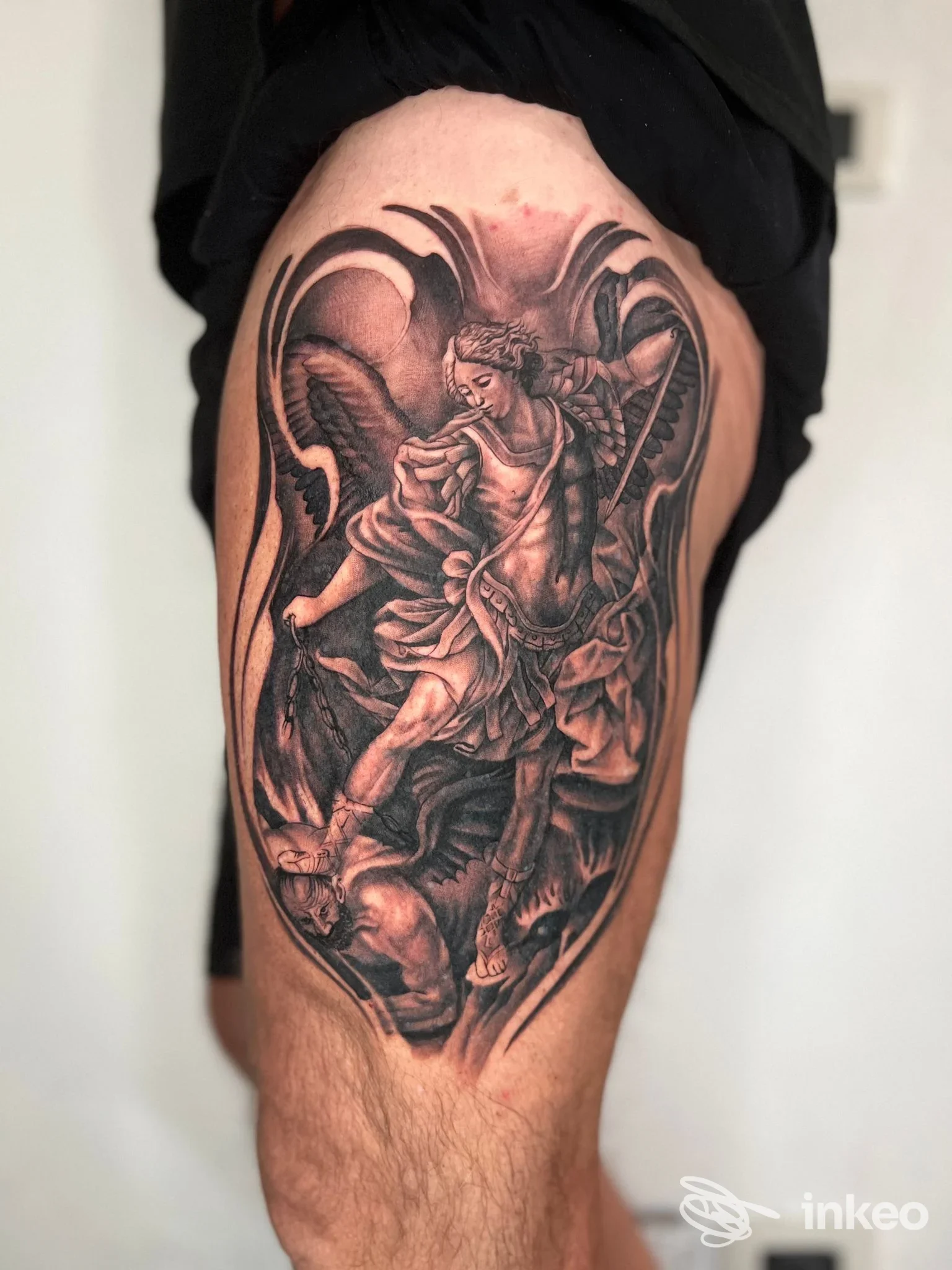 Ampio tatuaggio realistico in bianco e nero sul lato esterno della coscia, eseguito da Black Citrus Tattoo a Marina di Santa Maria del Cedro.