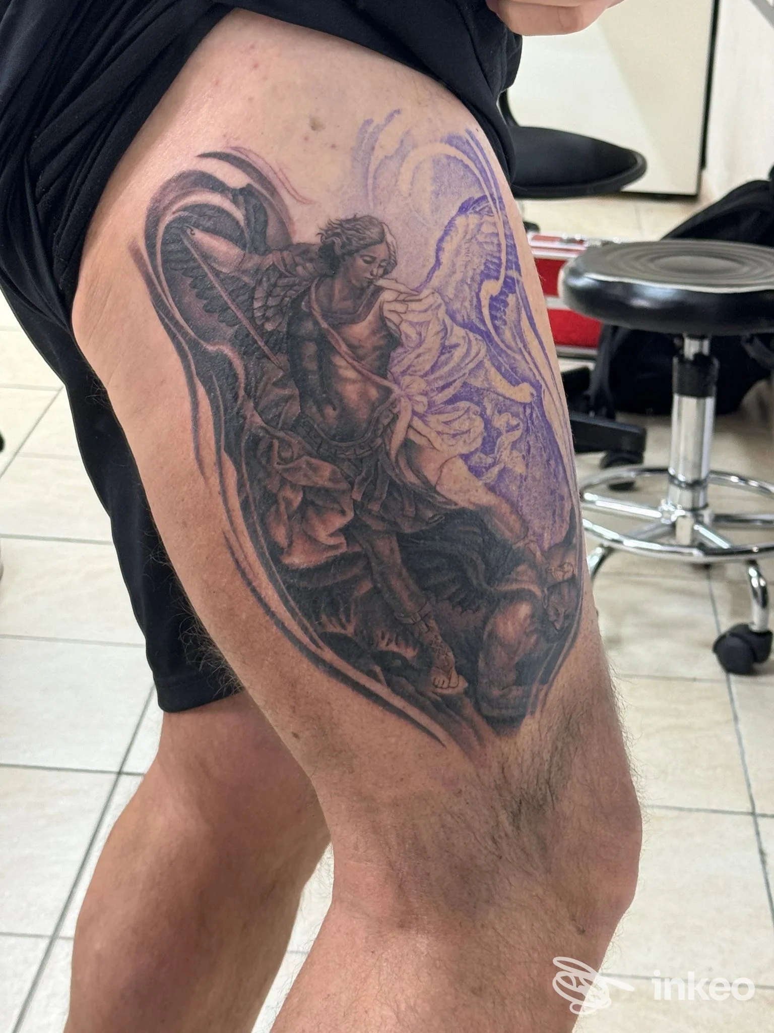 Grande tatuaggio realistico in nero e grigio raffigurante una figura angelica sulla coscia. Black Citrus Tattoo, Marina di Santa Maria del Cedro.
