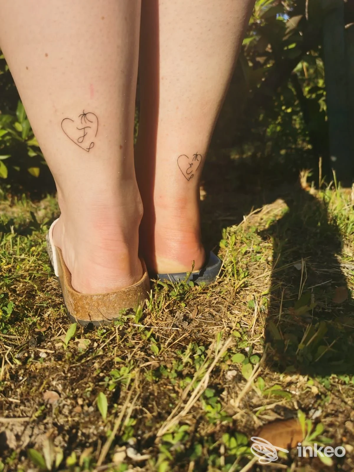 Due piccoli tatuaggi a cuore, appena sopra i talloni su pelle reale. Black Sunset Tattoo & Piercing Studio, Bibione.