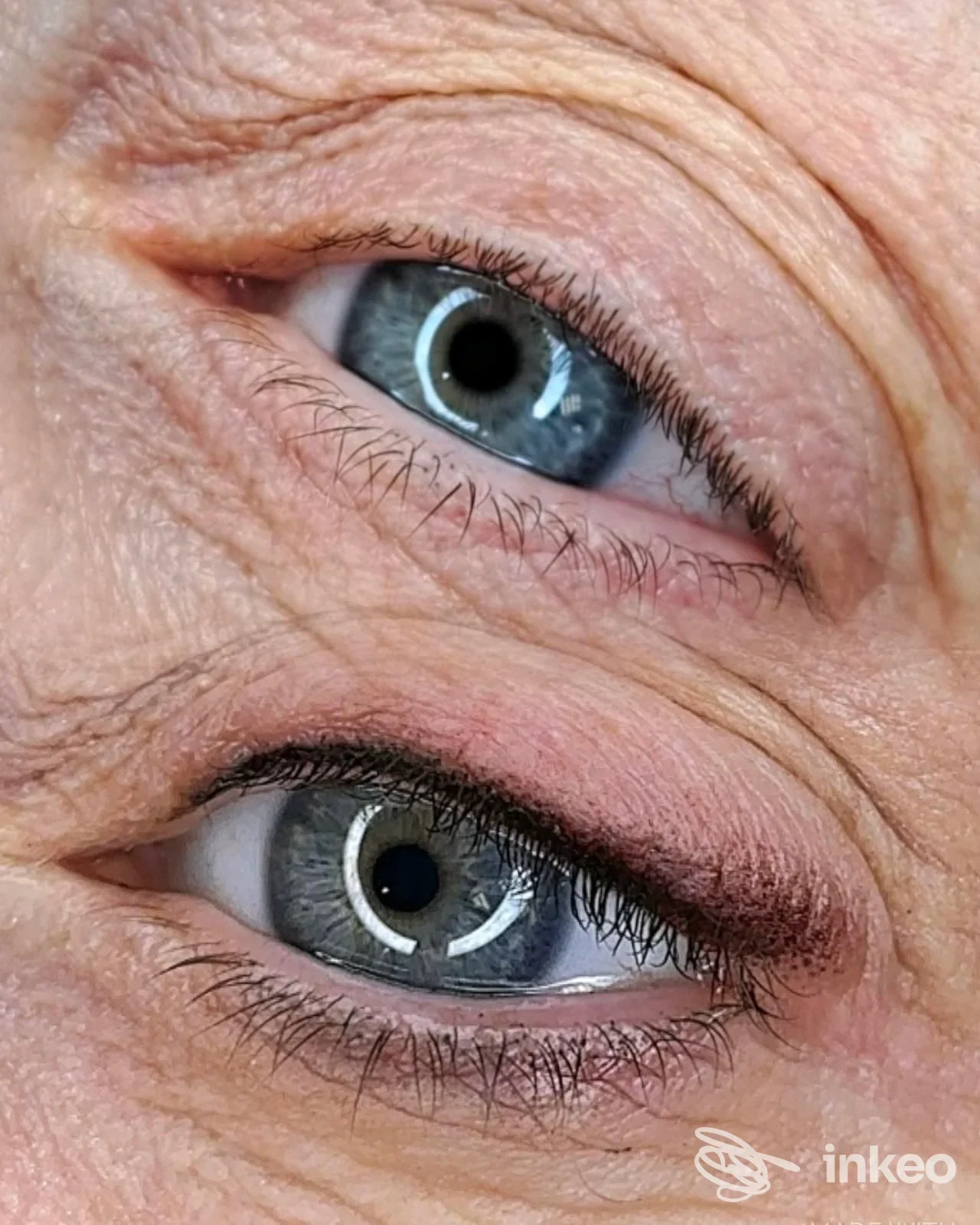 Primo piano delle palpebre con trucco permanente (eyeliner), Tricopigmentazione e trucco permanente Di Silvia Cannella, Budrio.