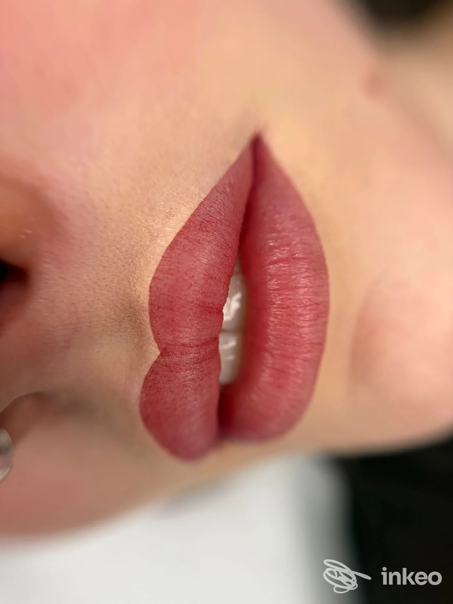 Primo piano di dermopigmentazione labbra eseguita da Brigitte Beauty LAB a Oggiona, dettaglio della colorazione e contorno.
