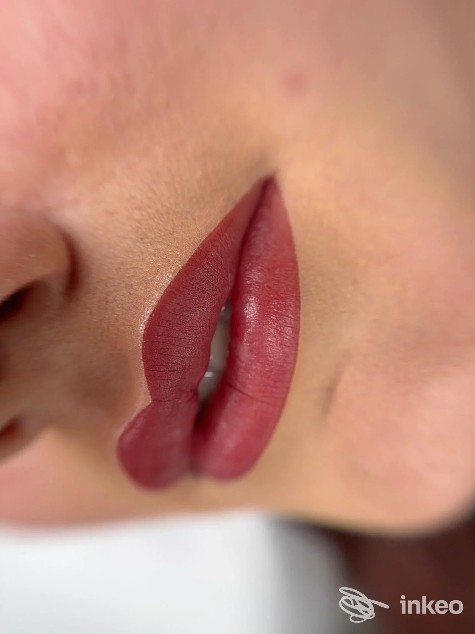 Primo piano di labbra con dermopigmentazione (permanent makeup) eseguita da Brigitte Beauty LAB, Oggiona.