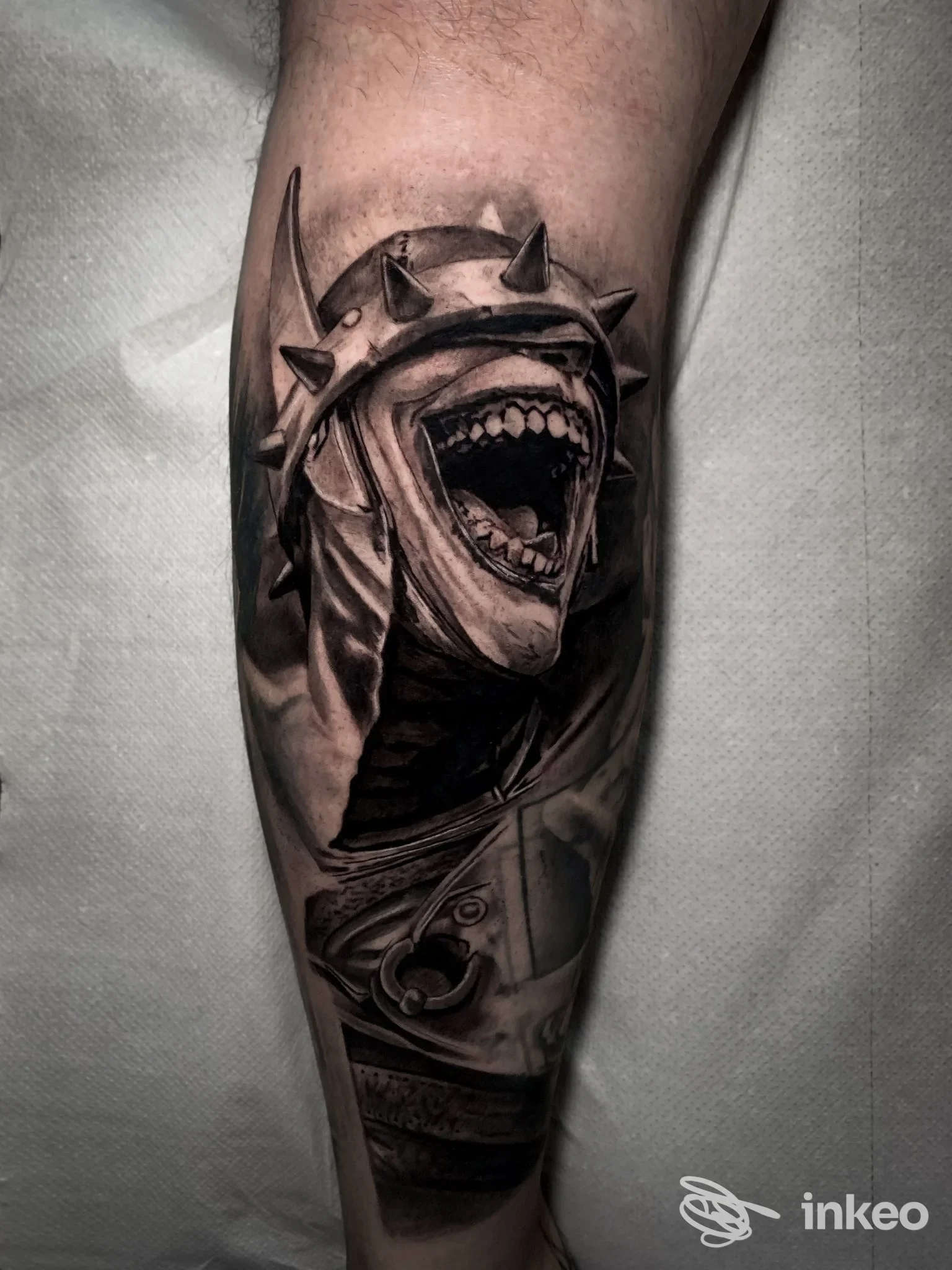 Tatuaggio realistico in bianco e nero sul polpaccio, opera fotografata presso DEATH INK TATTOO STUDIO a Latina Scalo.