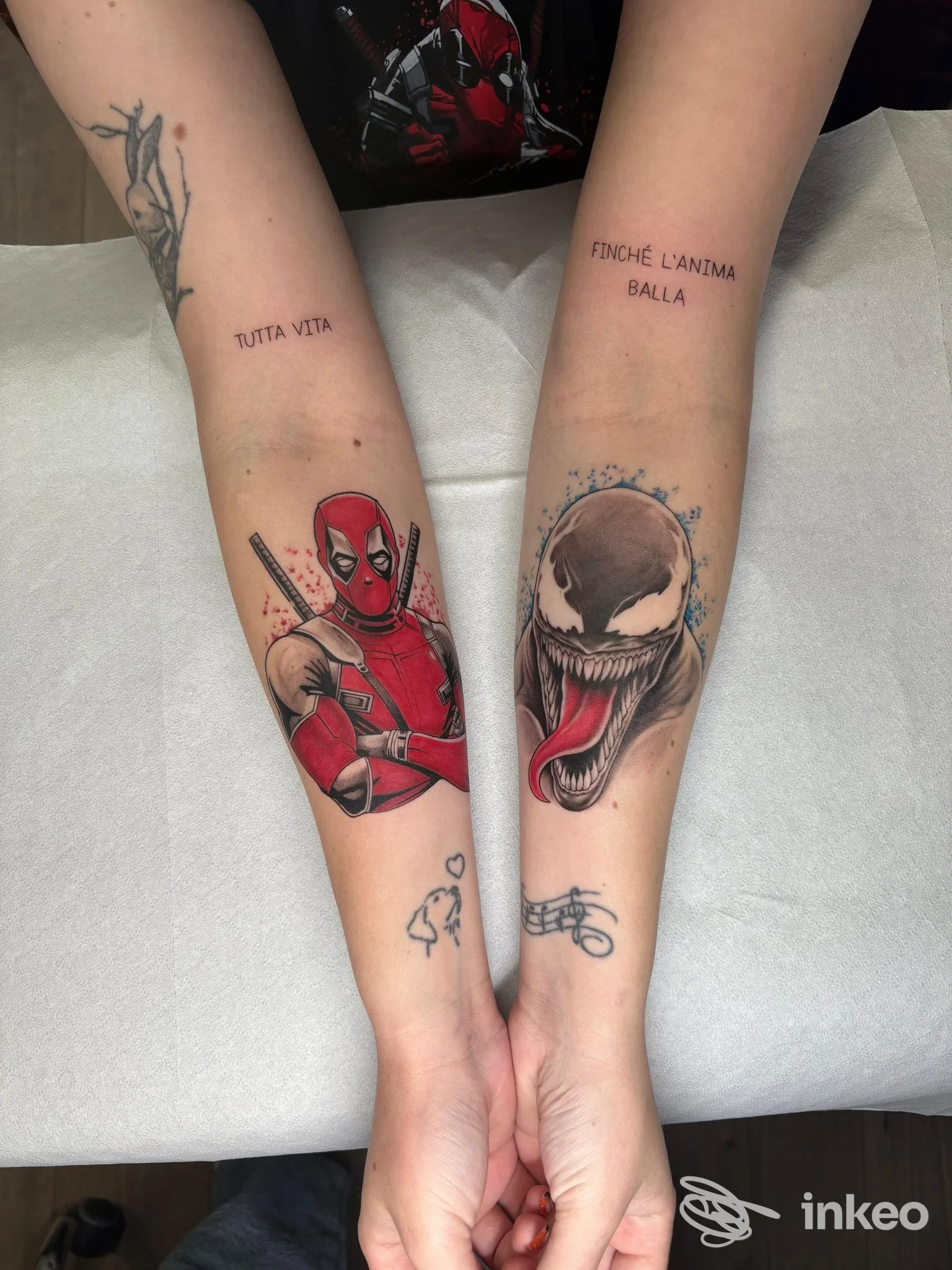 Due tatuaggi a tema fumetto (Deadpool a sinistra, Venom a destra) sugli avambracci, foto per Riviera Tattoo House, Oriago.