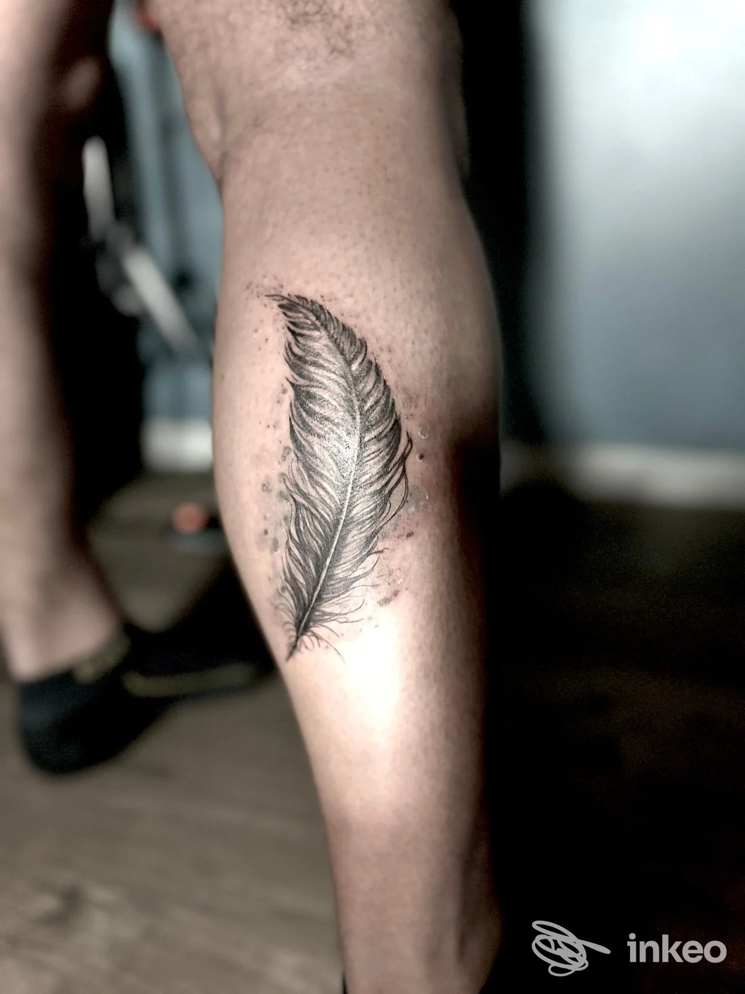 Tatuaggio a forma di piuma su polpaccio, fotografia inviata da Riviera Tattoo House a Oriago.