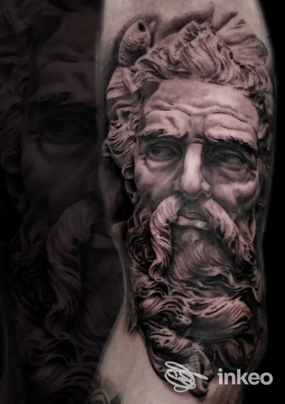 Tatuaggio realistico in bianco e nero raffigurante un volto classico su avambraccio, lavoro realizzato da Ink Fever, Maerne.