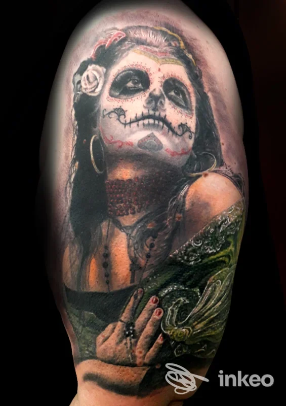 Tatuaggio realistico di donna 'sugar skull' su braccio superiore, Ink Fever di Stefano Vanin, Maerne.