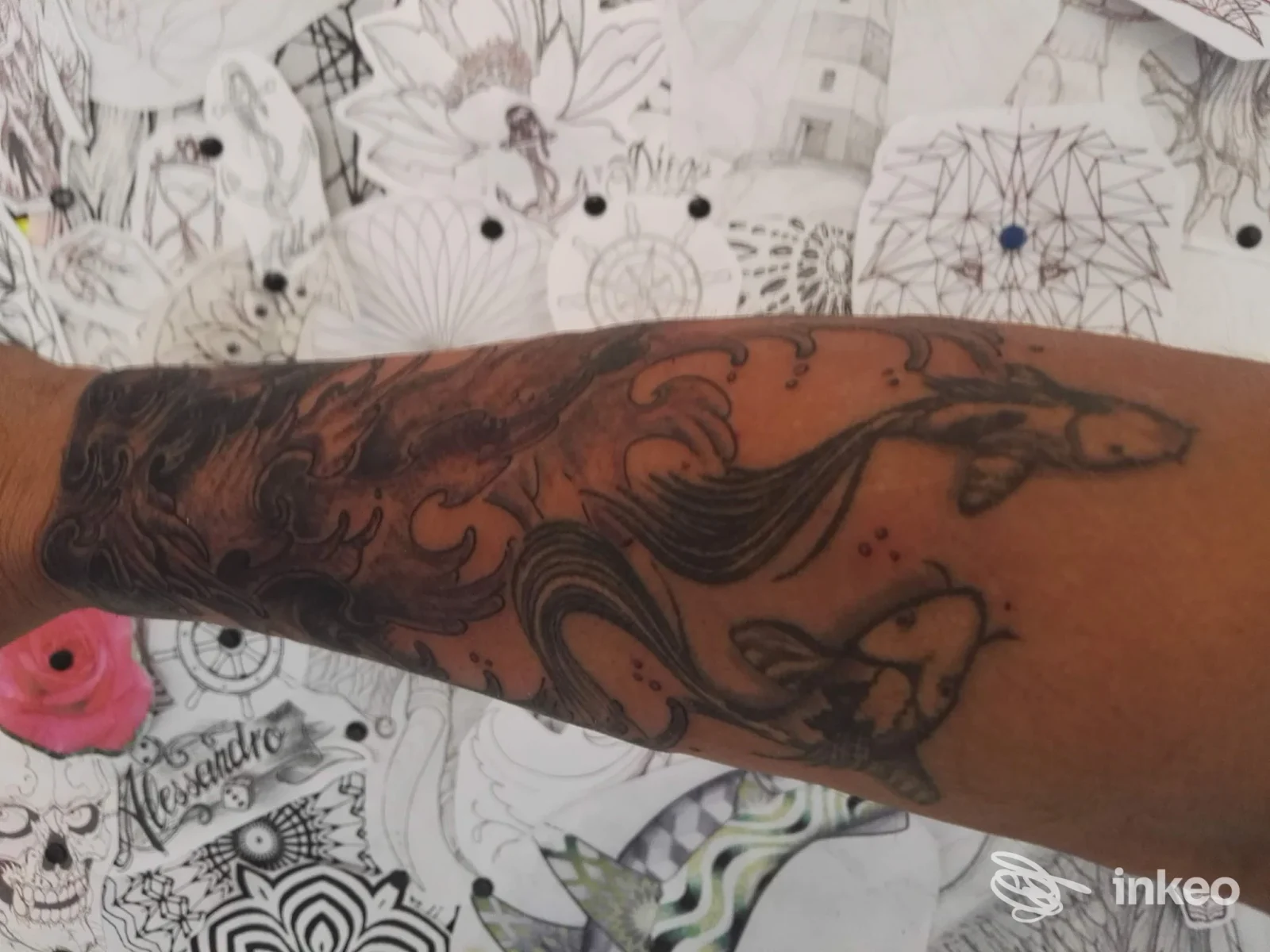 Tatuaggio black and grey con carpe sull'avambraccio, Metamorphose Studio Tattoo/Piercing, Cannigione.