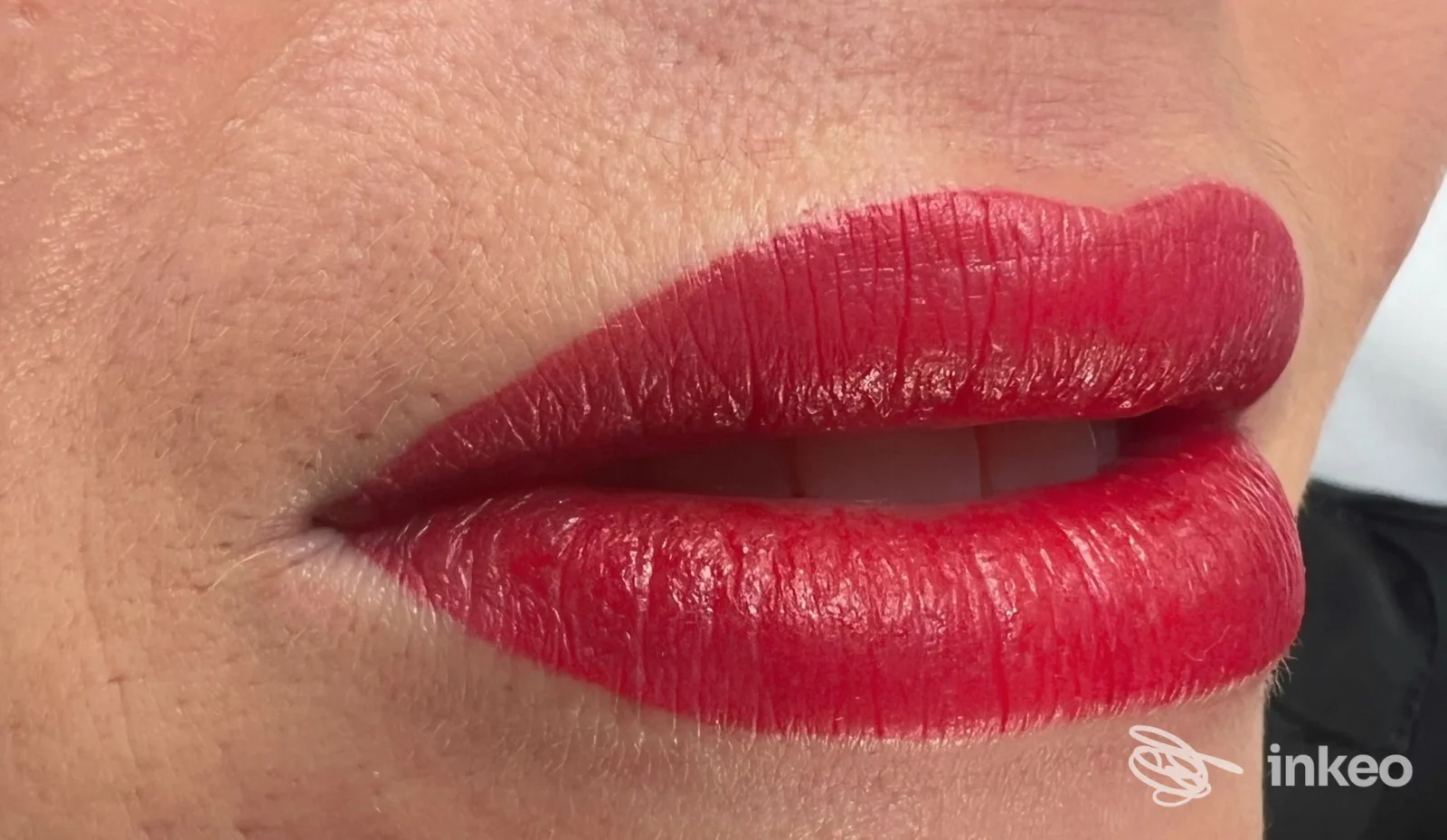 Primo piano di labbra con dermopigmentazione rossa eseguita da Die Beauty Schmiede - Permanent make up Südtirol, Cornaiano.