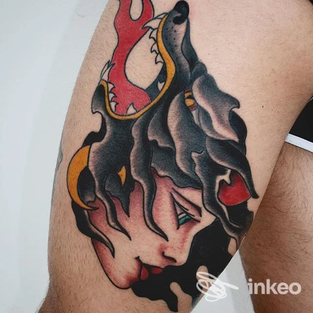 Tatuaggio su coscia con volto stilizzato e elementi animali, foto inviata da SONOS TATTOO ART ad Arbatax.