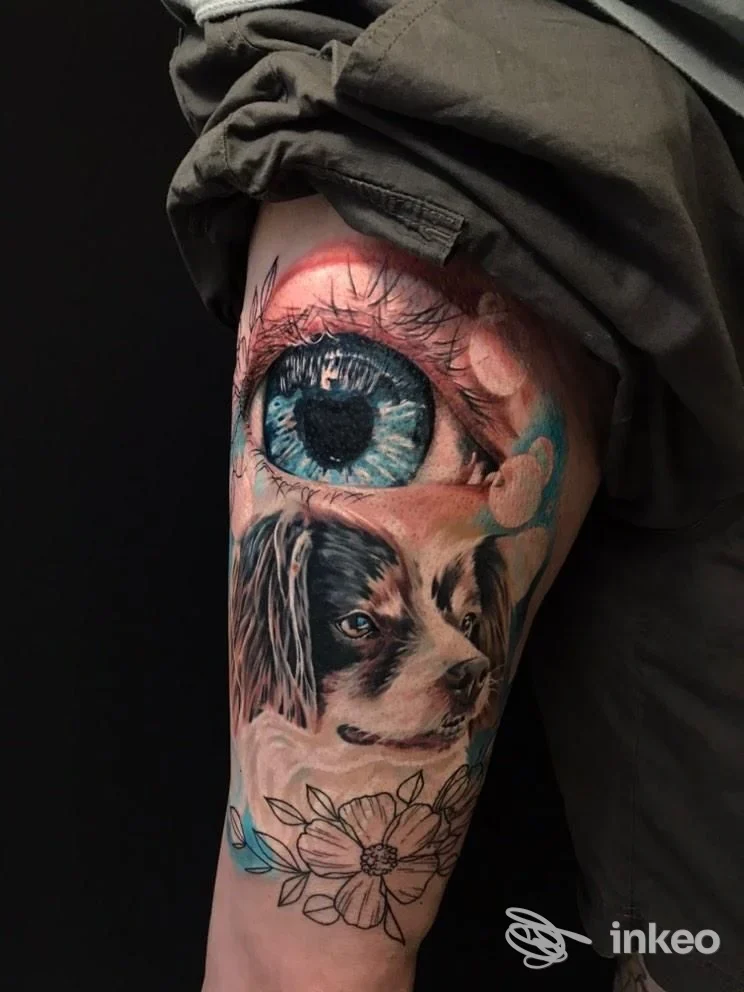 Tatuaggio realistico a colori su avambraccio con occhio blu e ritratto di cane, Al di là dello Specchio Tattoo Studio, Saccon.