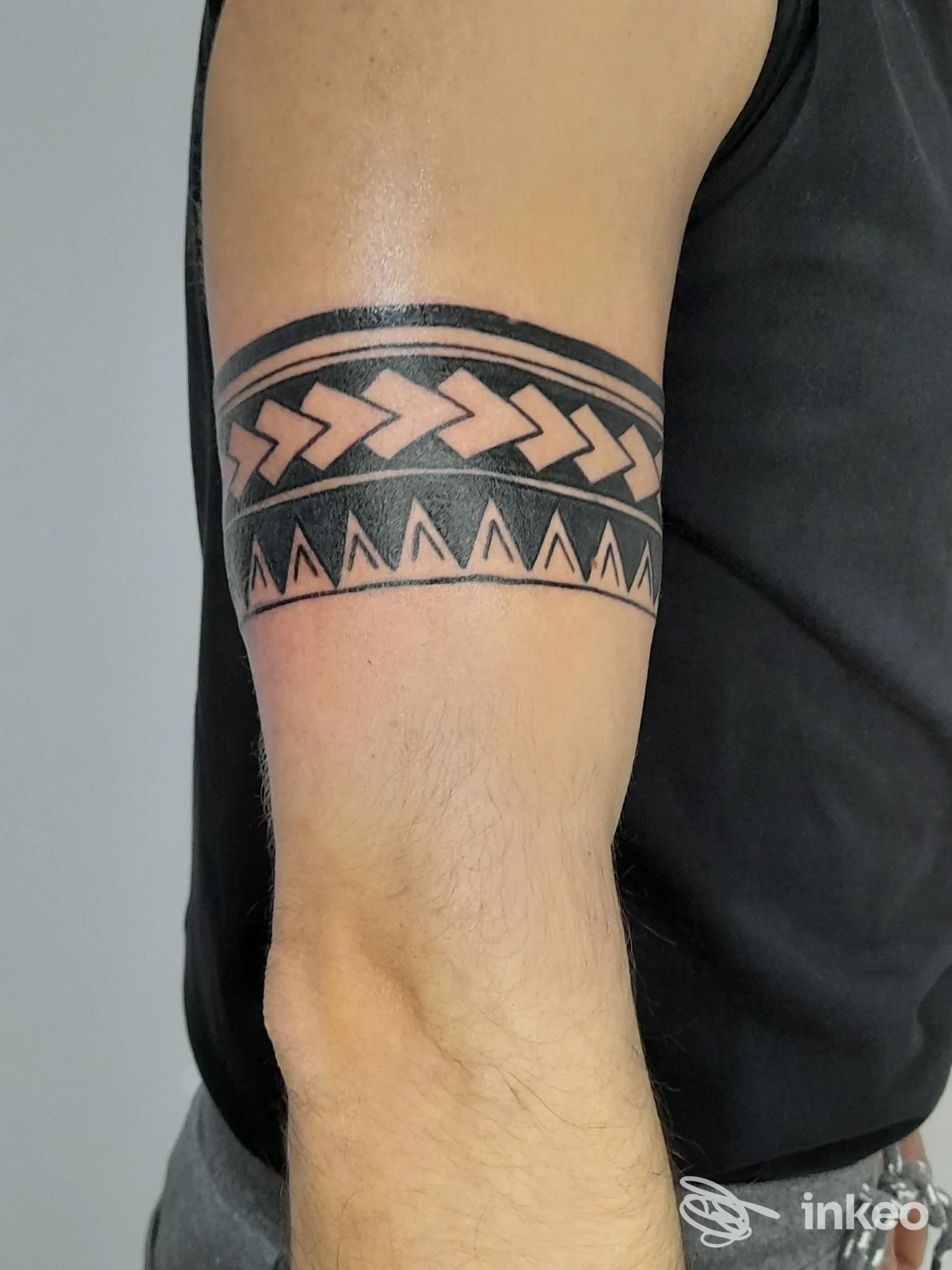 Tatuaggio a fascia tribale sul bicipite, foto fornita da Sorry Dad Tattoo, Grunuovo-Campomaggiore San Luca.