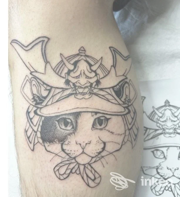 Tatuaggio linework di un gatto con elmo samurai sull'avambraccio, Incubo Tattoo Studio, Molinetto.
