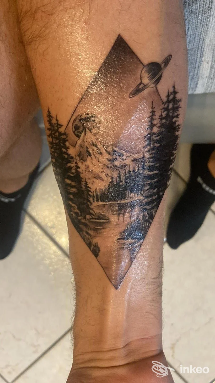 Tatuaggio paesaggio montano su avambraccio realizzato da Tinta Loca Tattoo Studio a San Piero a Sieve.