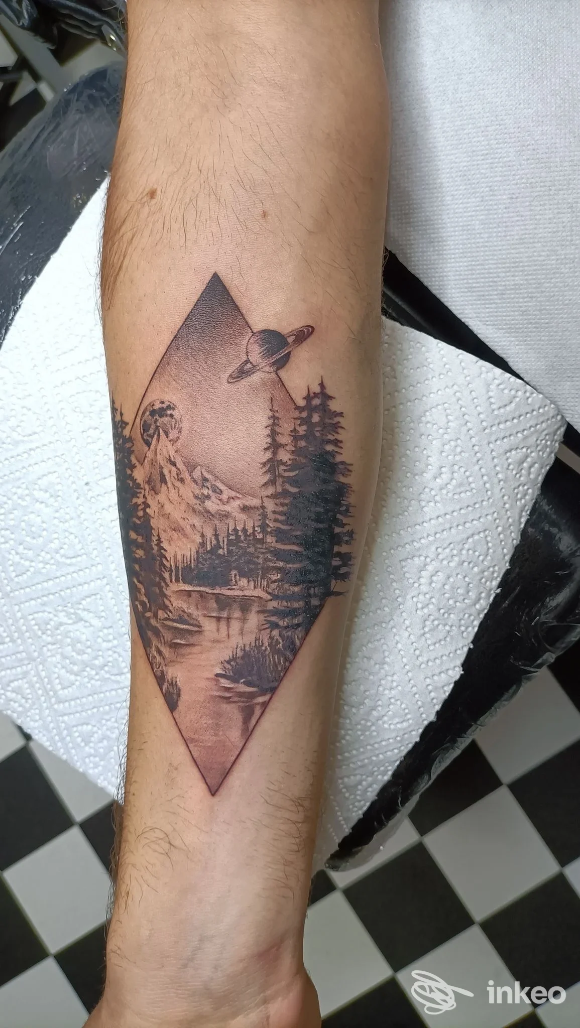 Tatuaggio paesaggio montano in bianco e nero sull'avambraccio — Tinta Loca Tattoo Studio, San Piero a Sieve.