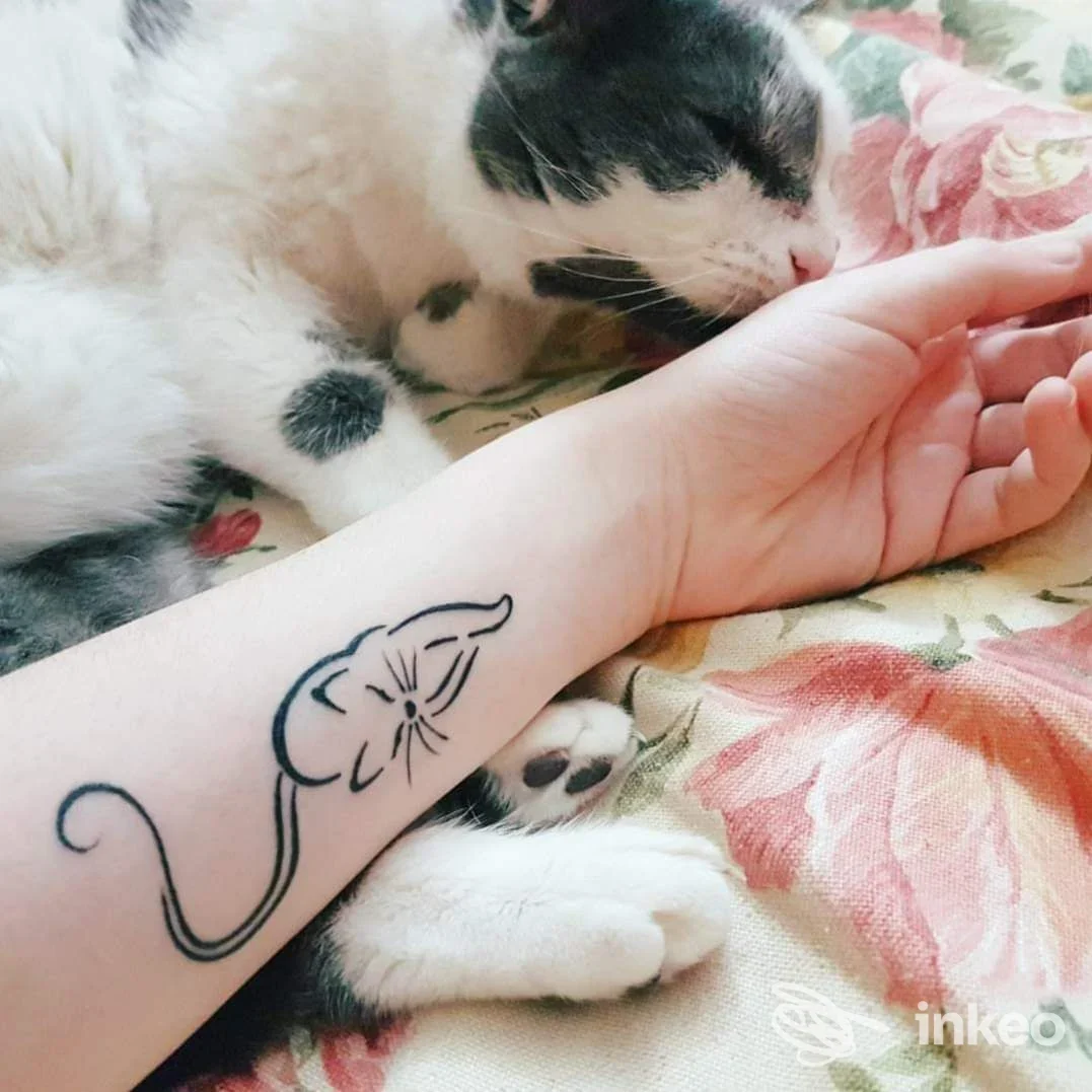 Avambraccio con tatuaggio a fiore nero in stile linework, foto condivisa da Chianti Ink a Tavarnelle Val di Pesa.