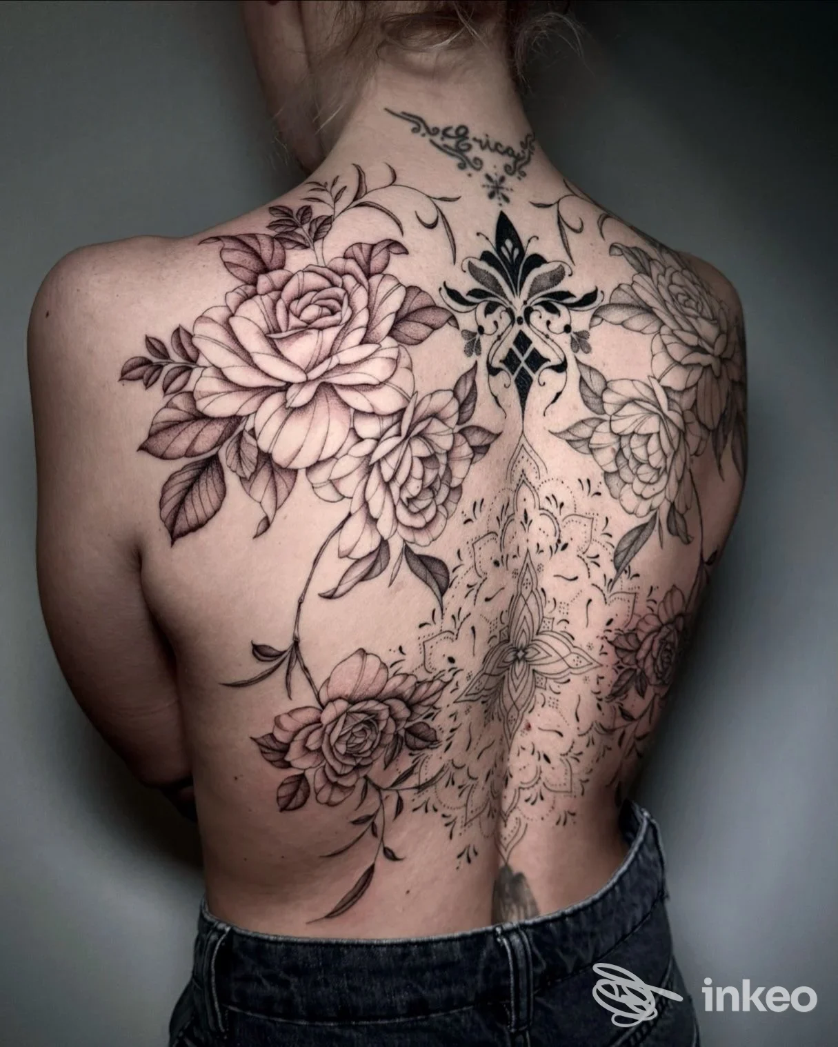 Ampio tatuaggio floreale e ornamentale sulla schiena, fotografia di spalle realizzata da Mente Clara Tattoo Studio, Ottava Presa.