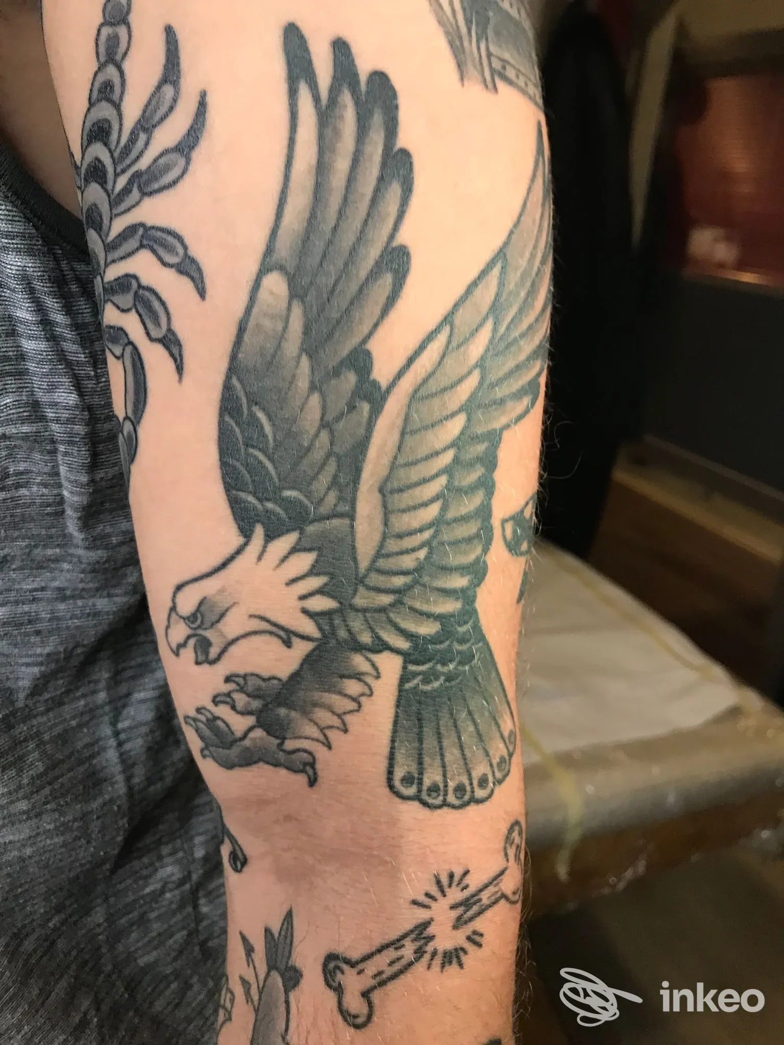 Tatuaggi in nero su avambraccio con aquila; Alex Sabattini Tattoo, Bologna.