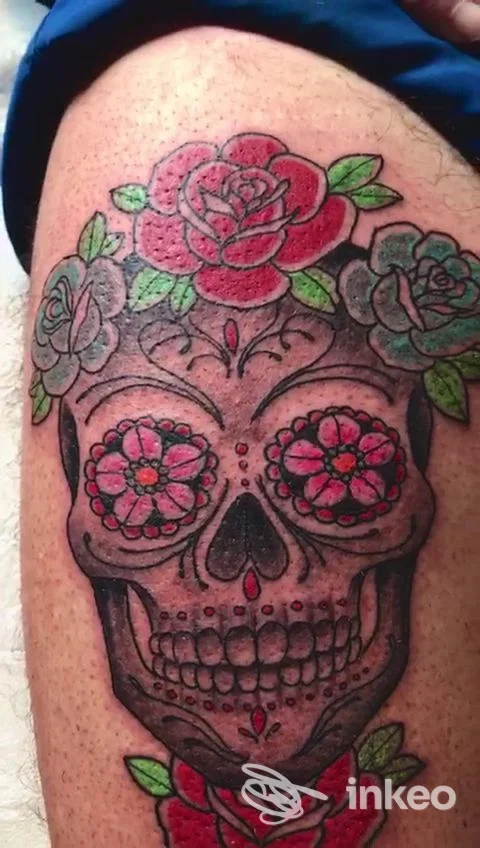 Tatuaggio teschio in stile sugar skull con rose rosse su coscia. Alex Sabattini Tattoo, Bologna.