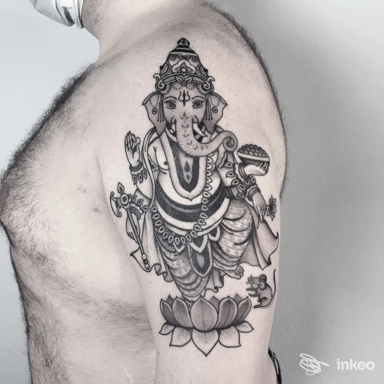 Tatuaggio di Ganesh sulla spalla/alto braccio, lavoro fotografato dallo studio Buio Omega a Verona.