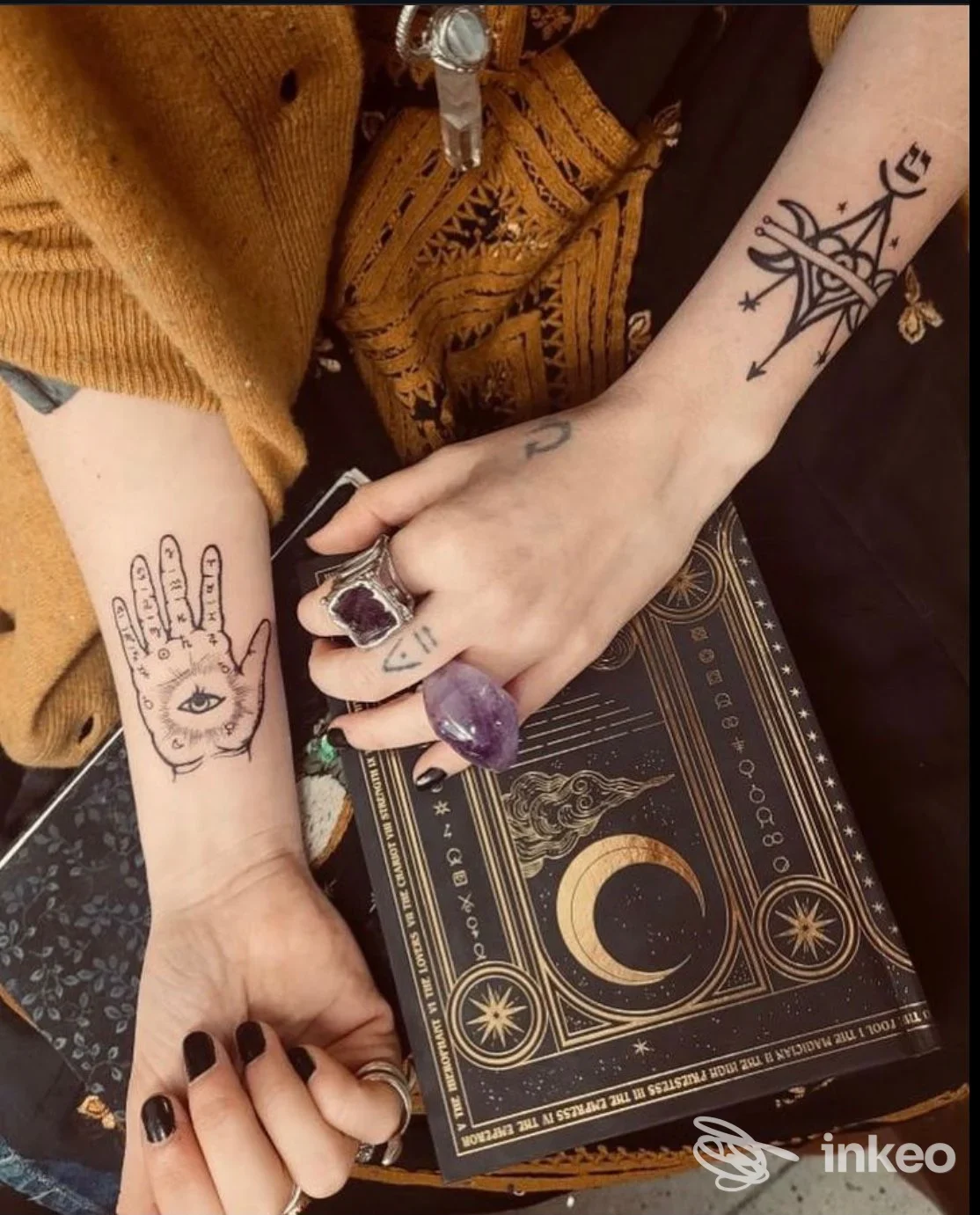 Dettaglio di mani e avambracci con tatuaggi linework, foto inviata da Athanor Tattoo Studio, Verona.